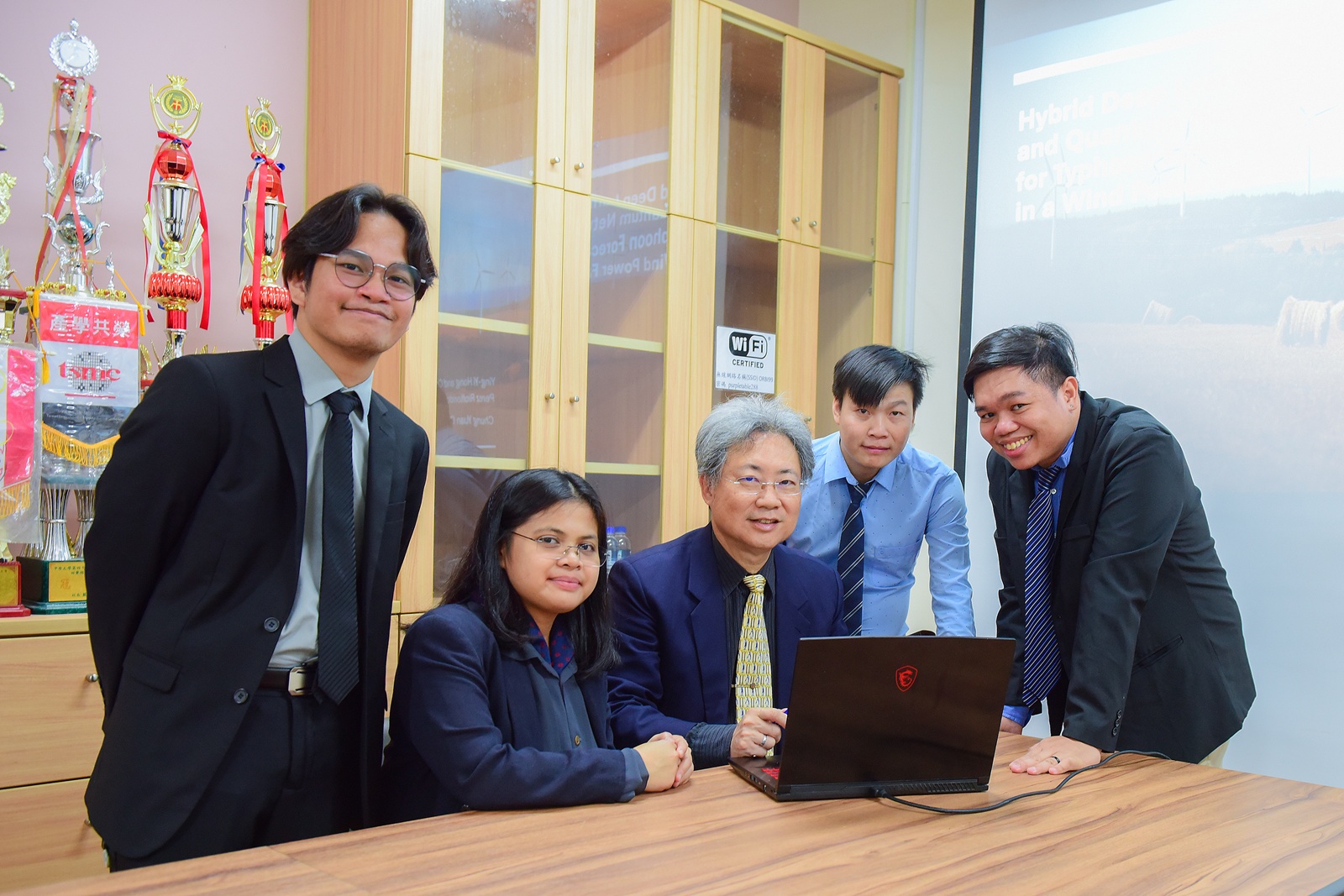 中原大學電機系講座教授洪穎怡（圖中）獲NVIDIA學術計畫補助，展現中原在智慧電力與綠色能源研究之實力。