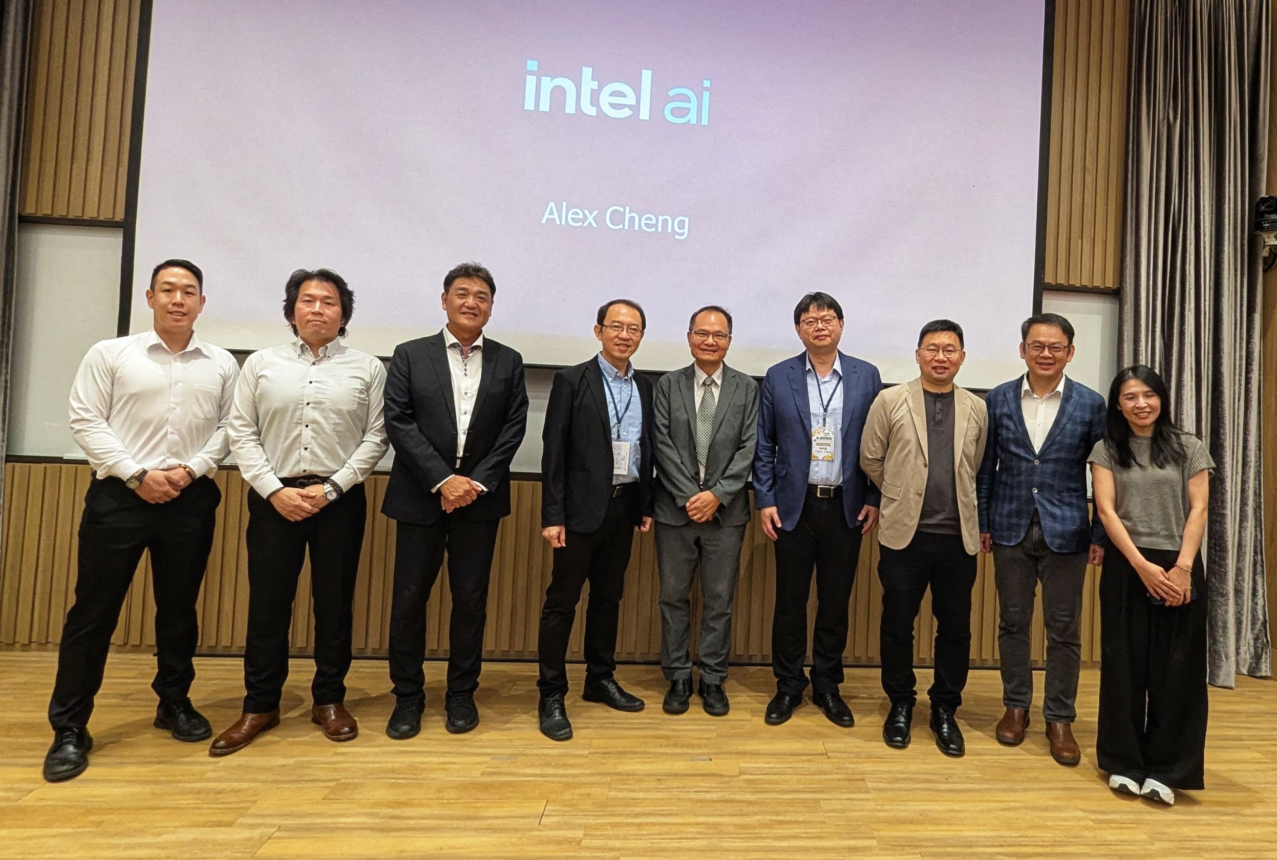中原大學電資學院主管偕同Intel與ASUS代表合影，共同見證AI專題競賽合作里程碑。