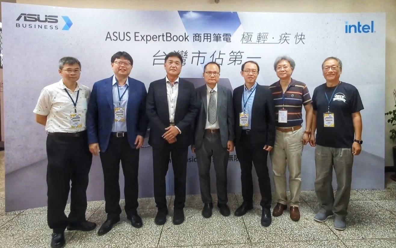 中原大學電資學院主管與英特爾(Intel)及華碩電腦(ASUS)代表合影，展現產學合作成果。