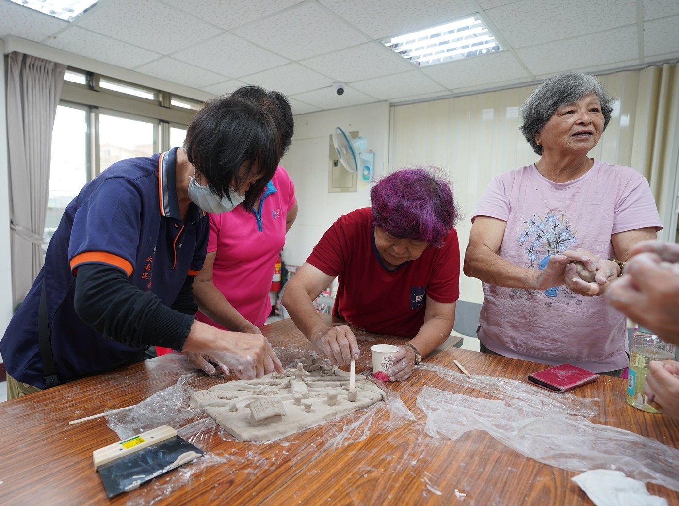 中原學生與社區居民一起創作「洗衫坑的記憶陶土模型」，交流彼此對洗衫坑的印象與期待。