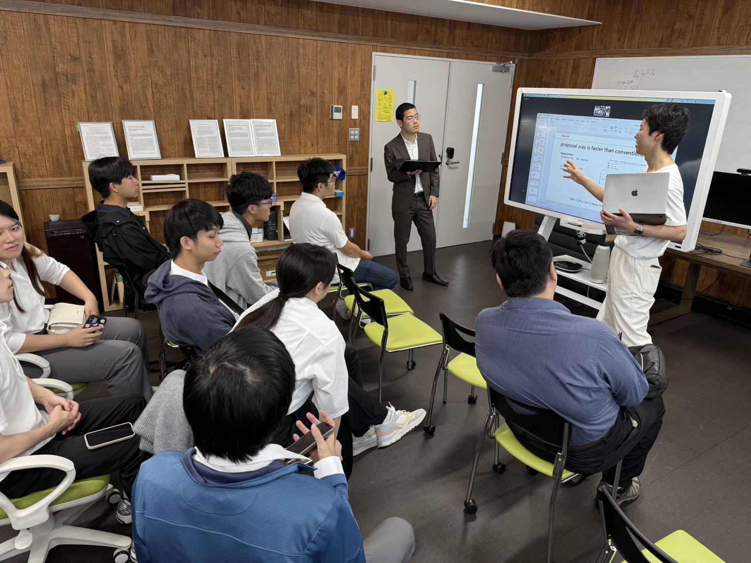 中原師生與東北大學研究團隊進行學術簡報與互動討論，深入探討量子應用議題。