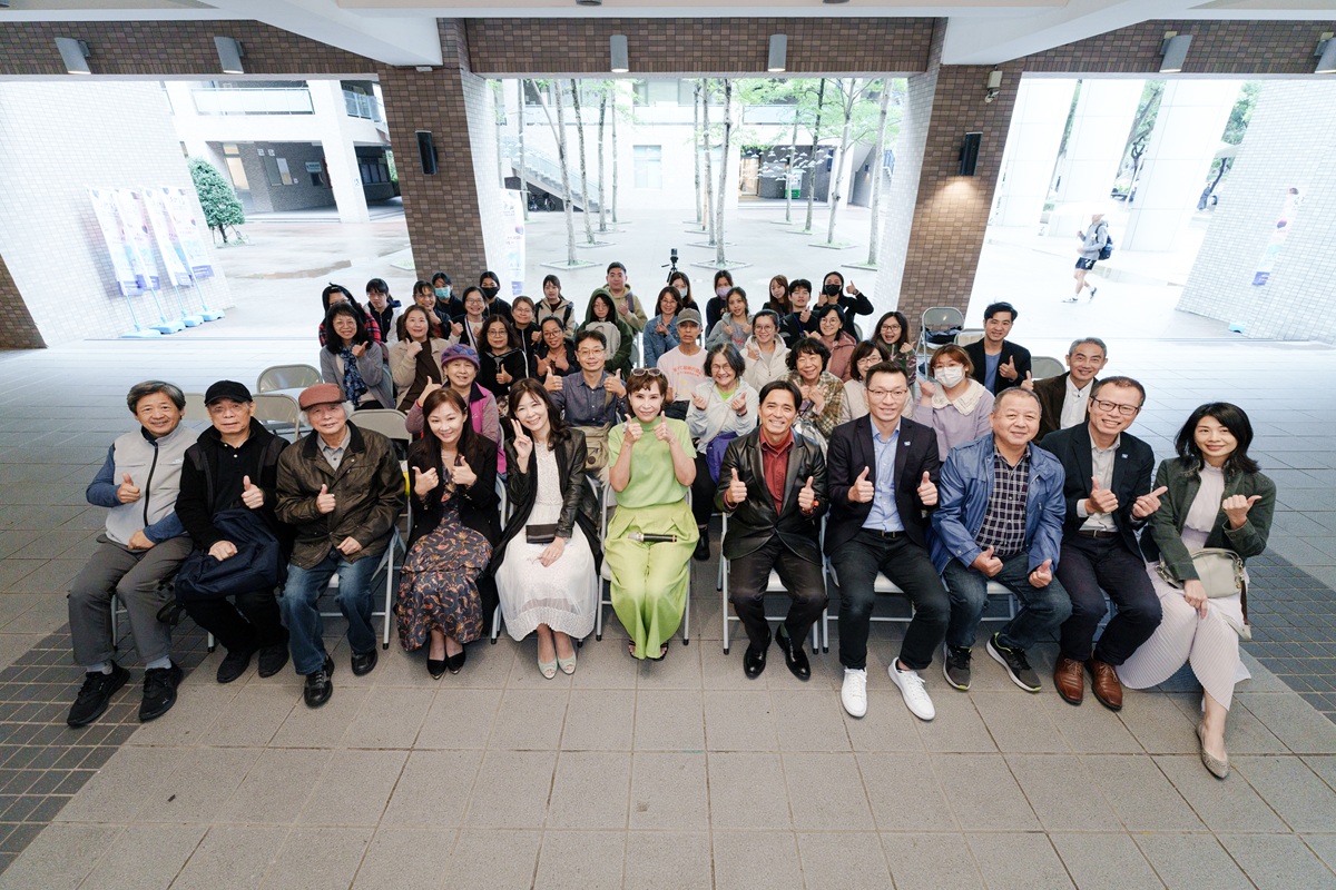 中原師生與藝術家共同見證藝術中心雙展開幕。