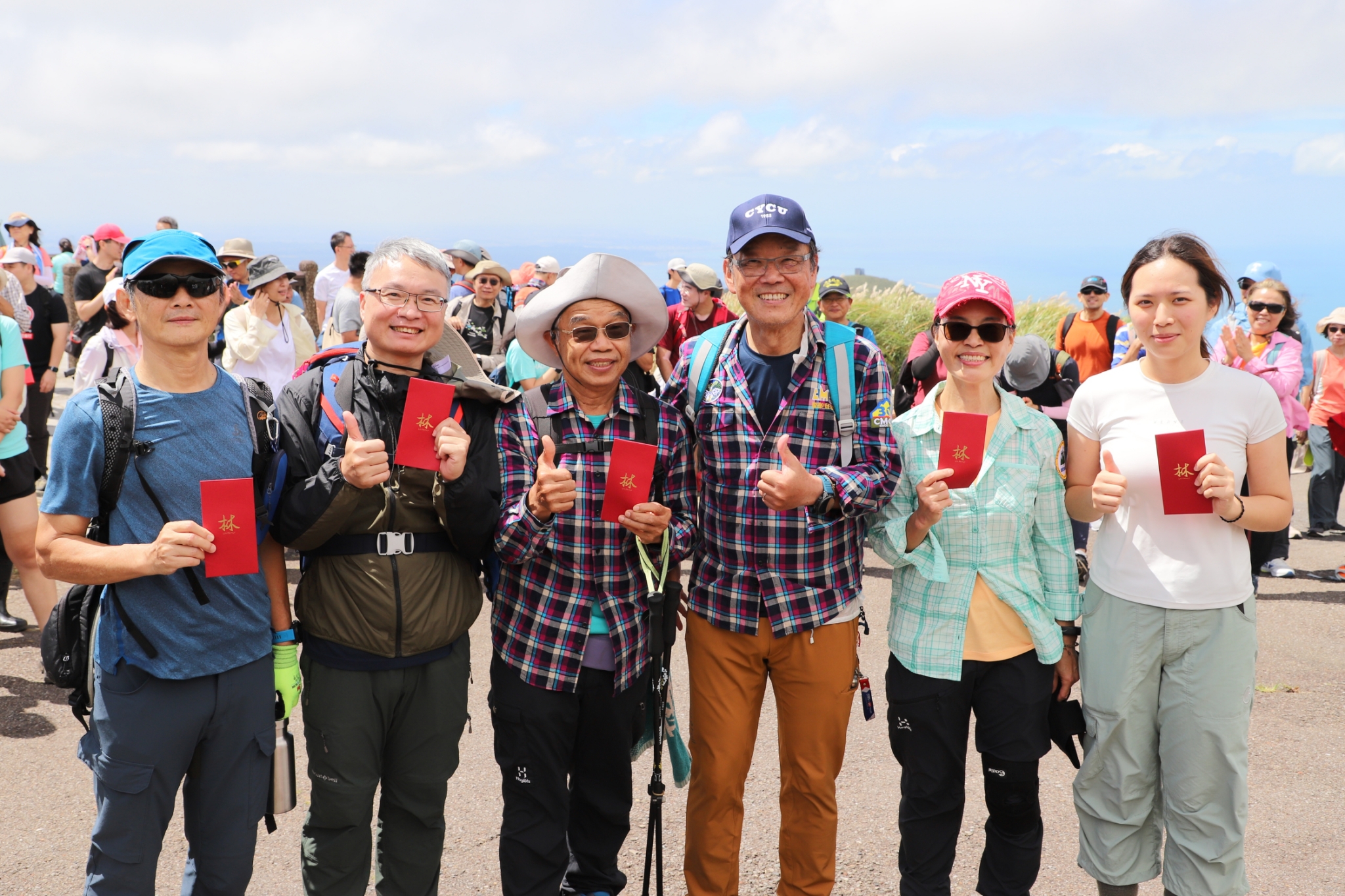 中原登山社歷屆校友登頂合影，見證中原七十週年榮耀時刻。