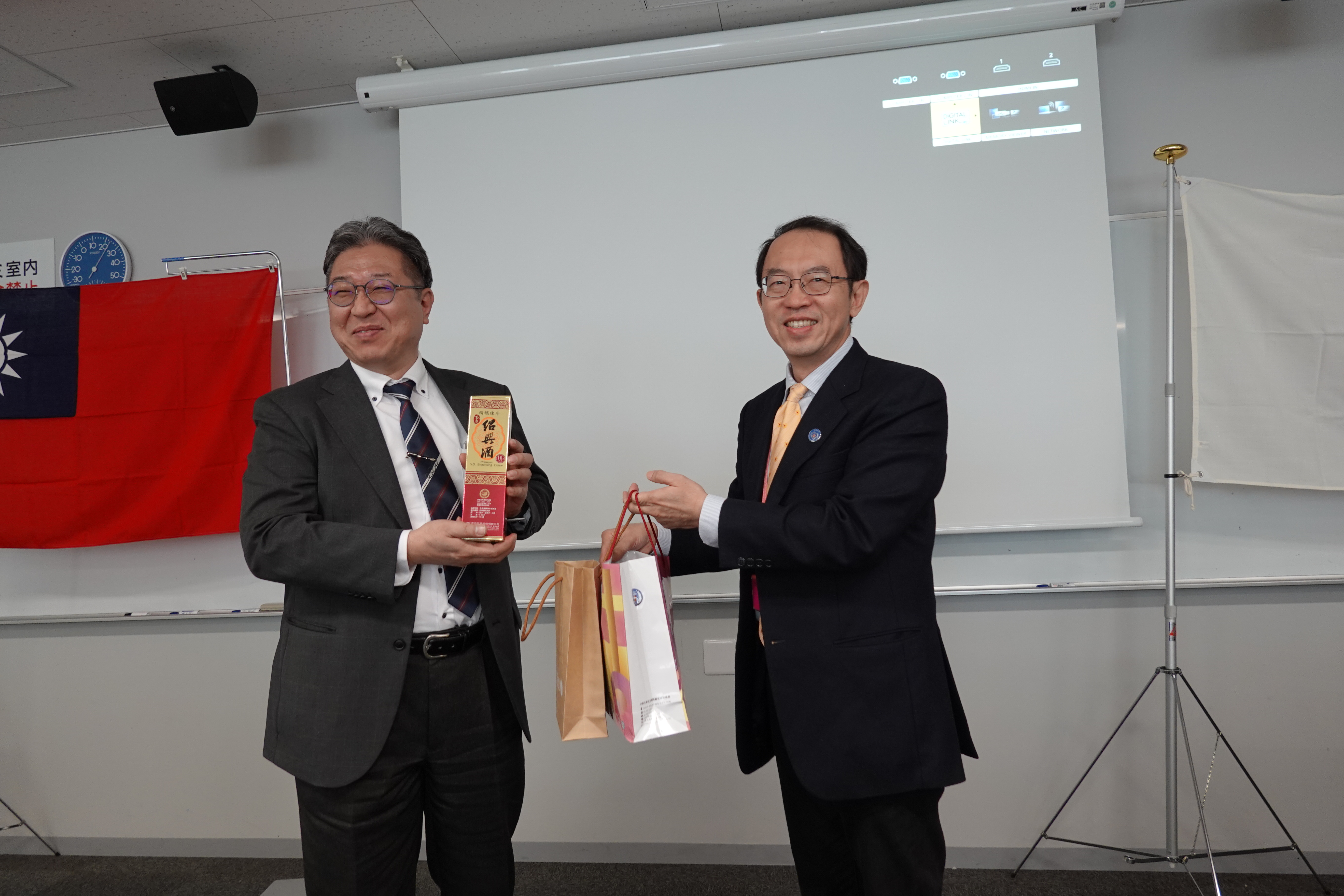 中原與東京電機大學互贈紀念禮物，象徵友誼長存。