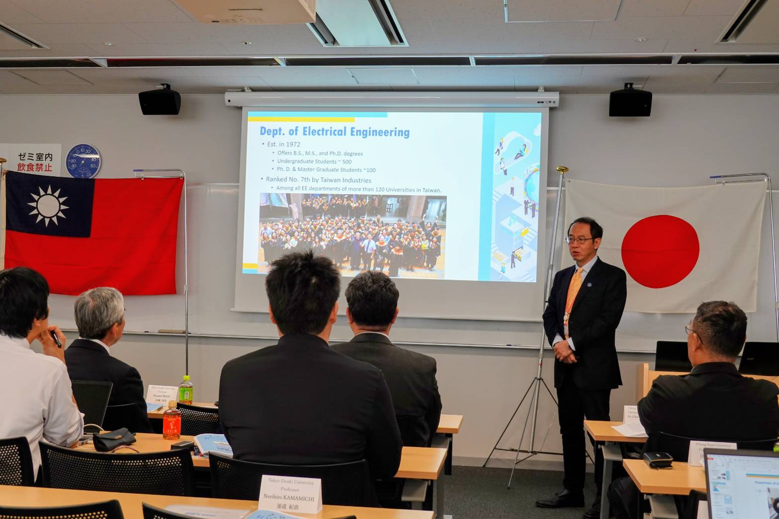 中原電機系主任賴裕昆教授於研究論壇中簡介中原電機系概況。