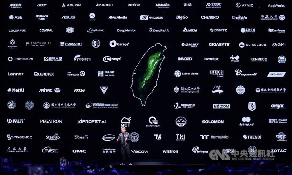 輝達（NVIDIA）執行長黃仁勳在演講中秀出台灣地圖及輝達供應鏈合作廠商。中原大學校徽位於右上第二排。