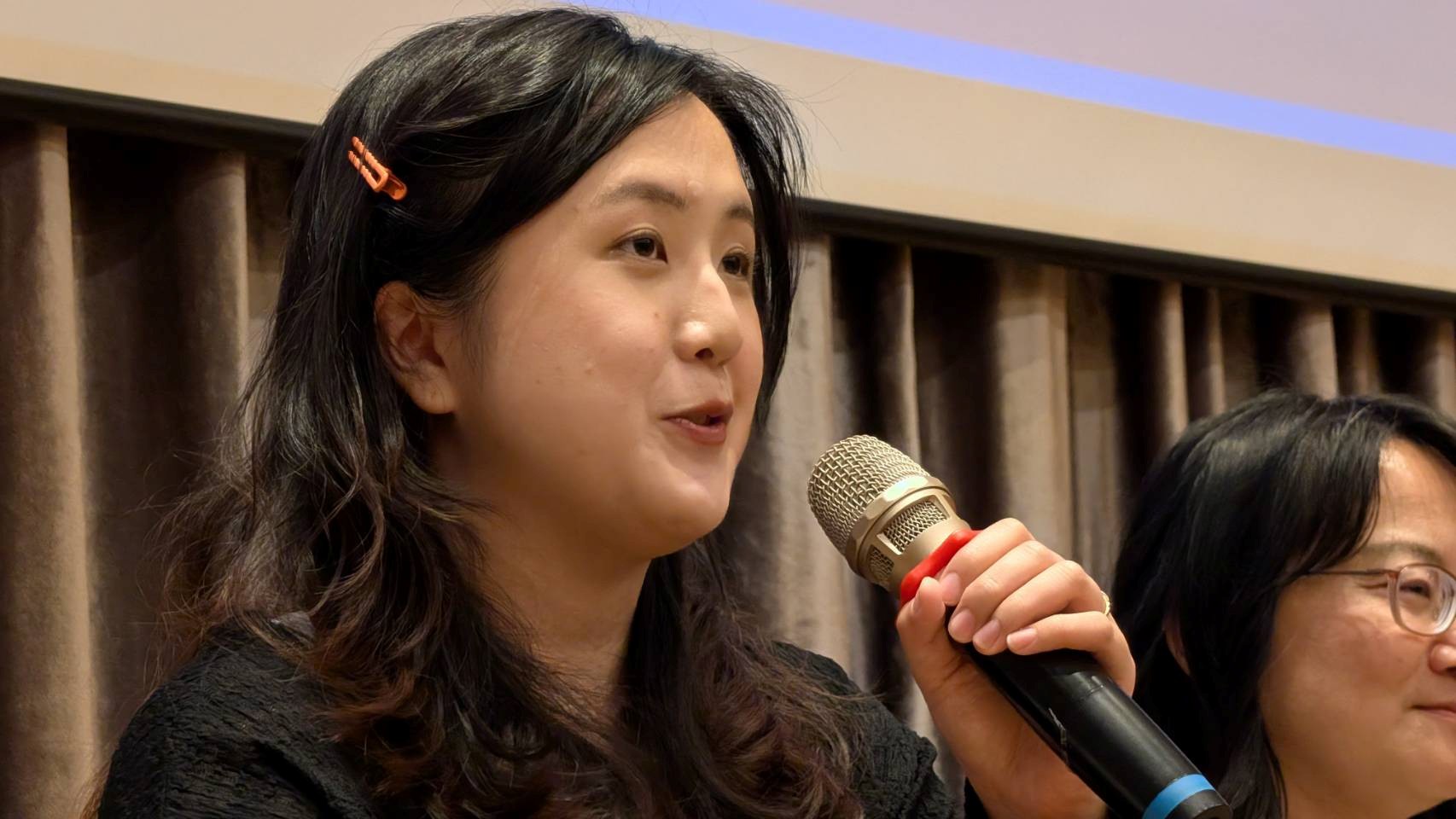丹麥迪芬尼聲學科技邱群甯學姊專長為音訊演算法開發與整合，分享國際職場的挑戰與成就。