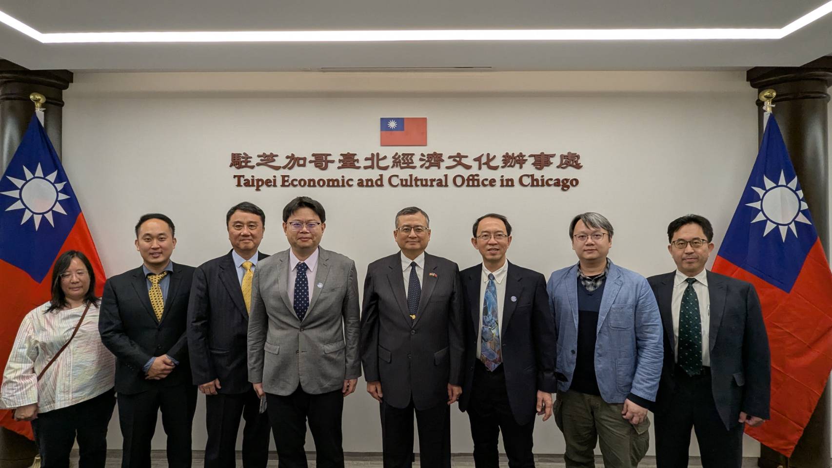 代表團與駐芝加哥台北經濟文化辦事處處長合影 0