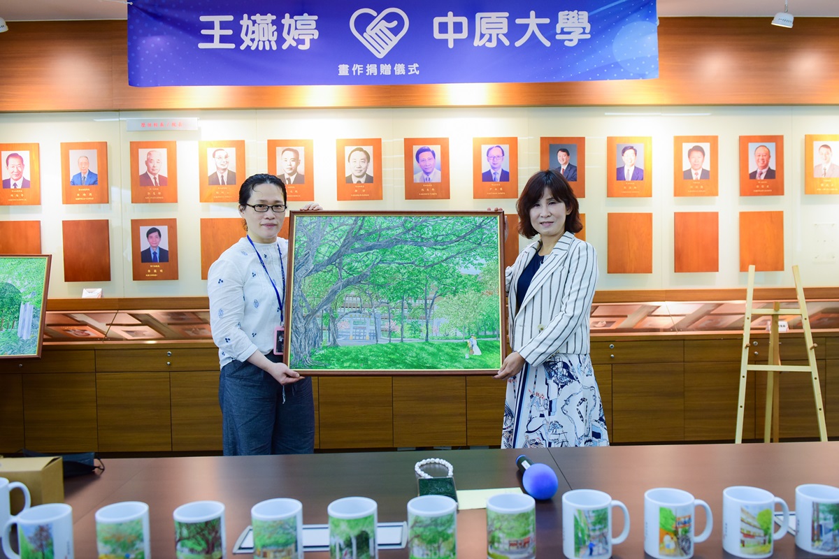 作品《詩情畫意》由校友處處長林耘竹圖右為受贈代表。