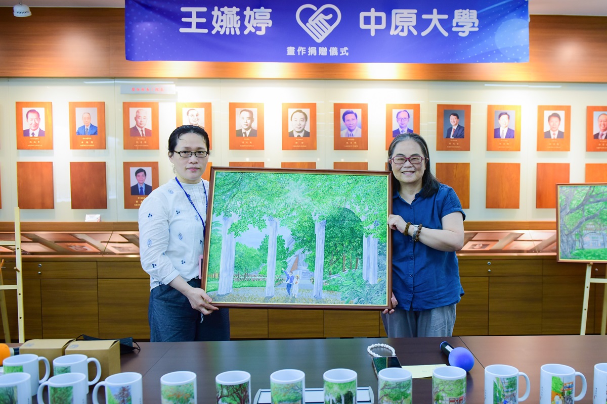 作品《躍馬中原》邀請會計系丁嬋娟老師(圖右)為受贈代表。