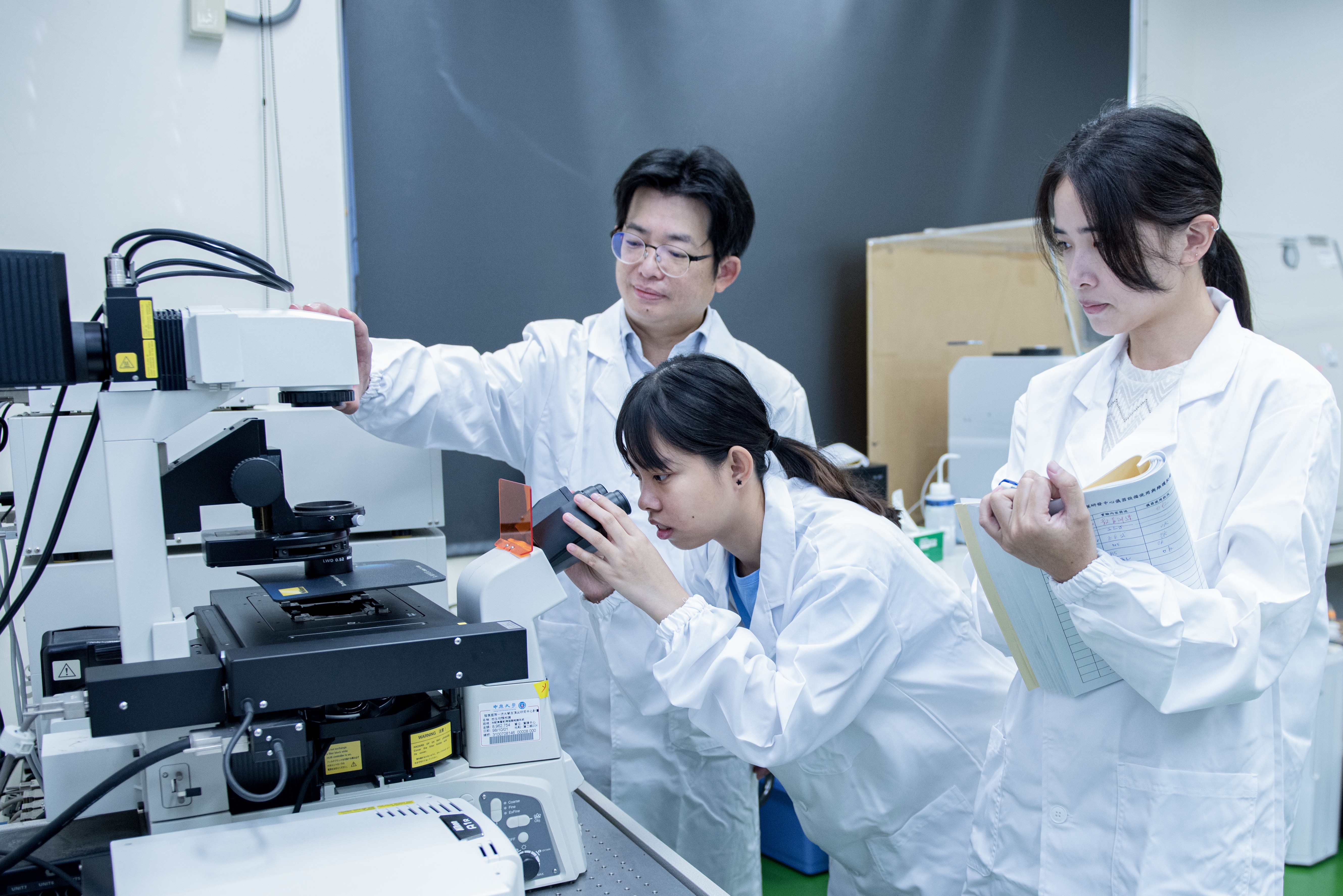 作為中原大學化工系的校友與教師，張雍(圖左)感謝中原提供很好的研發環境，他也持續為培育後進而努力。