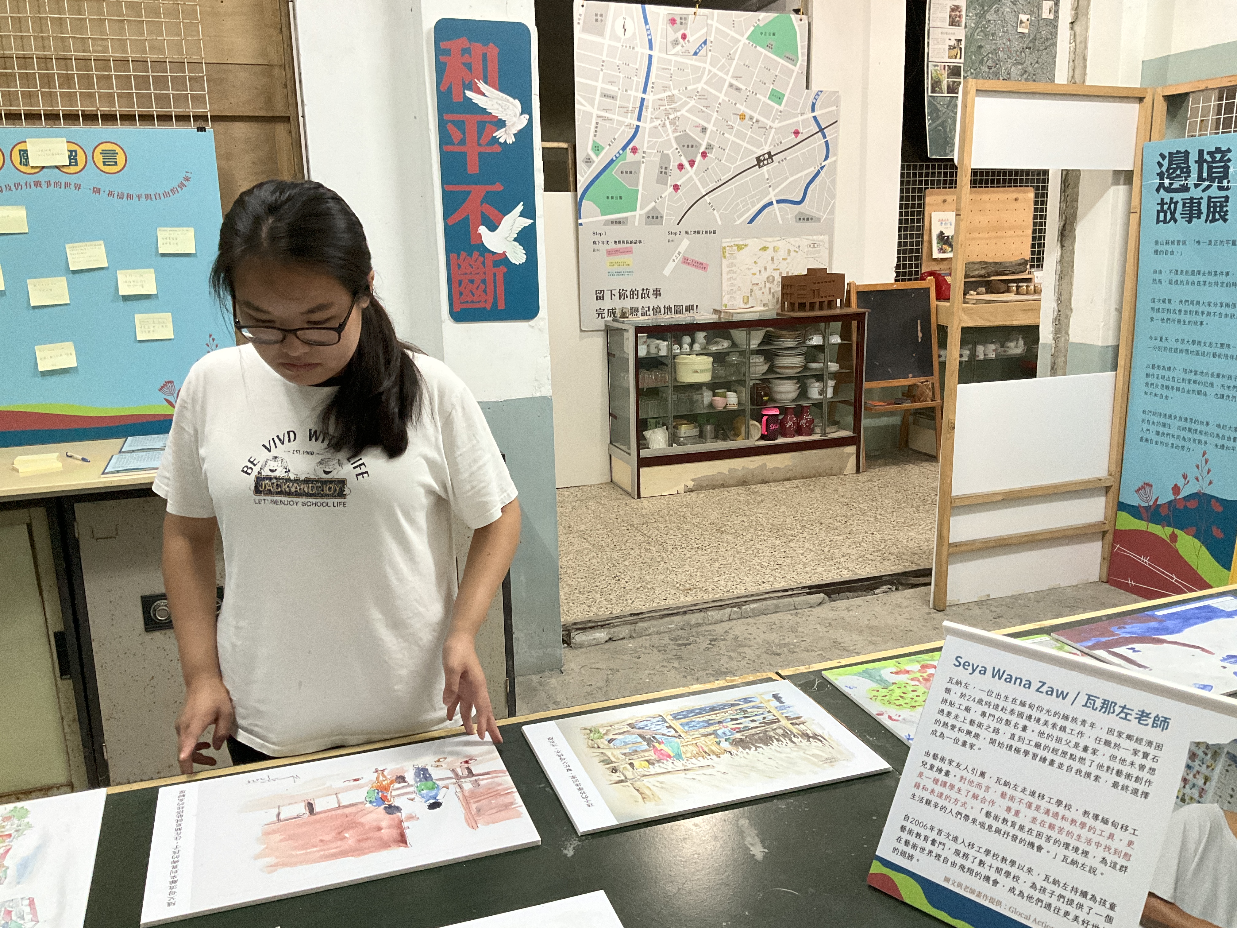 值得一提的是，現場還展示一位來自緬甸的畫家瓦那左老師，他不僅是一位出色的藝術家，還教導當地移工兒童繪畫。