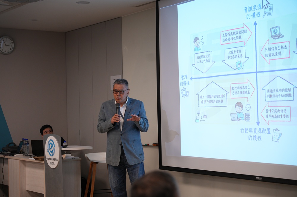 信鍇實業股份有限公司邱鴻仁董事長分享精密壓鑄與CNC加工智慧化發展經驗。