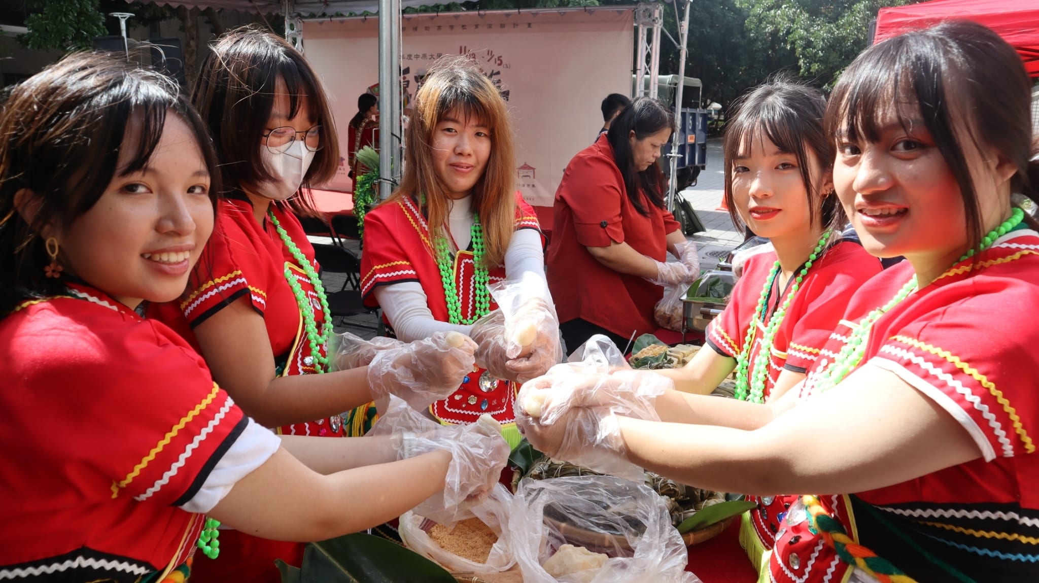 原住民族學生製作傳統美食麻糬