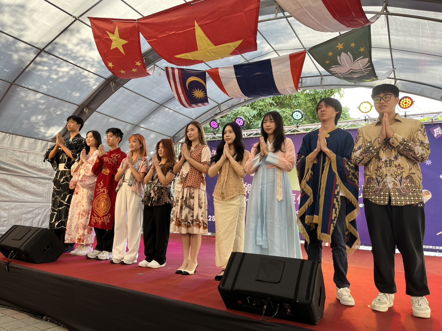 僑生穿著各國傳統服飾自信走秀，展現多元族群的服飾風華，為校園舞台增添繽紛色彩與國際風貌。