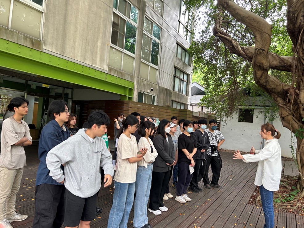 詹鳳春老師提醒學生，要先了解樹木的生理特性，才能為它們設計合適的措施