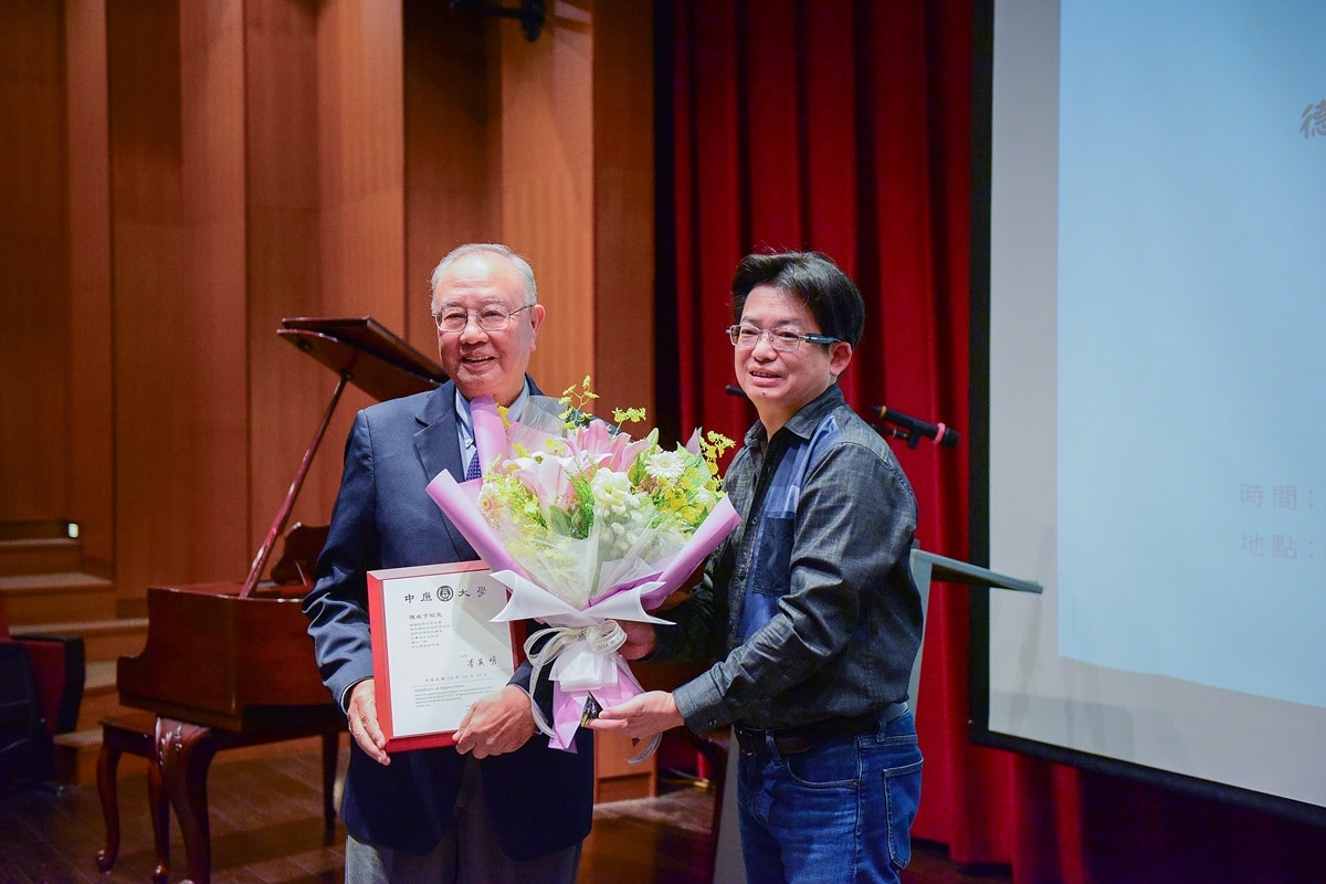 化工系講座教授張雍代表學校致贈花束，感謝長期回饋母校。