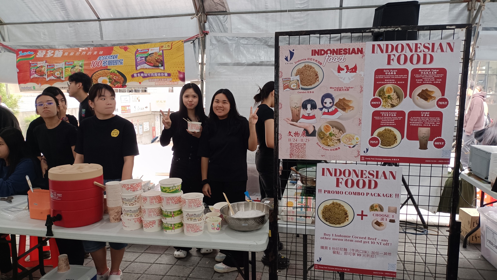 印尼學生以家鄉小吃與手作飲品迎賓，透過美食分享文化，拉近彼此距離。