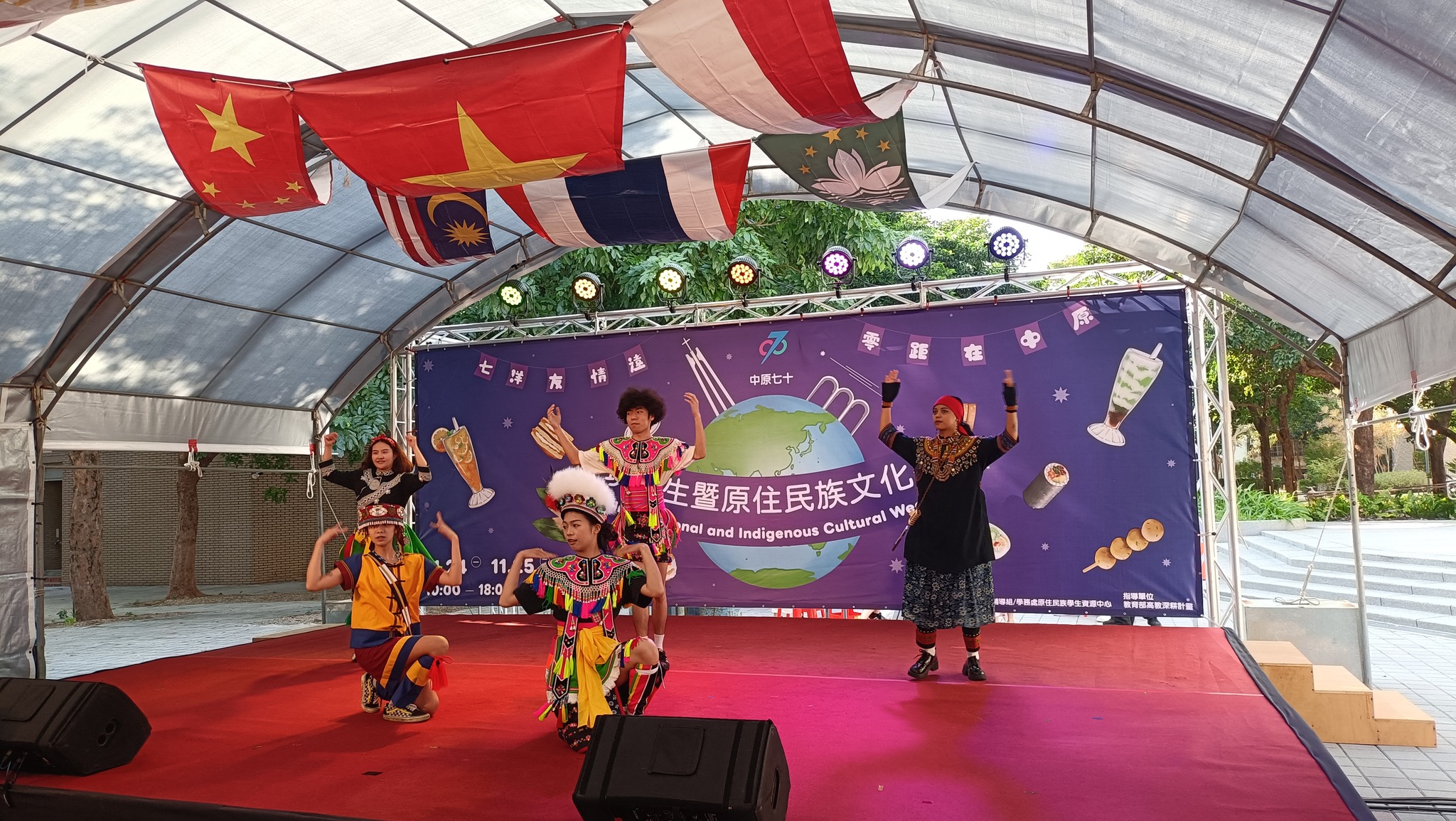 原住民族學生以傳統舞蹈呈現族群文化之美，傳遞對土地與文化的認同。