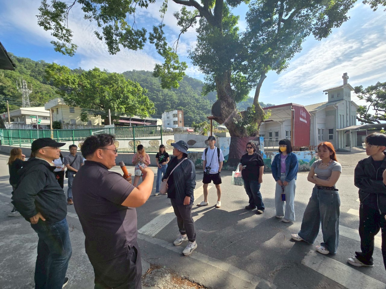 原專班師生於部落街區進行導覽，結合實地觀察與課程學習，強化空間理解與文化感知。