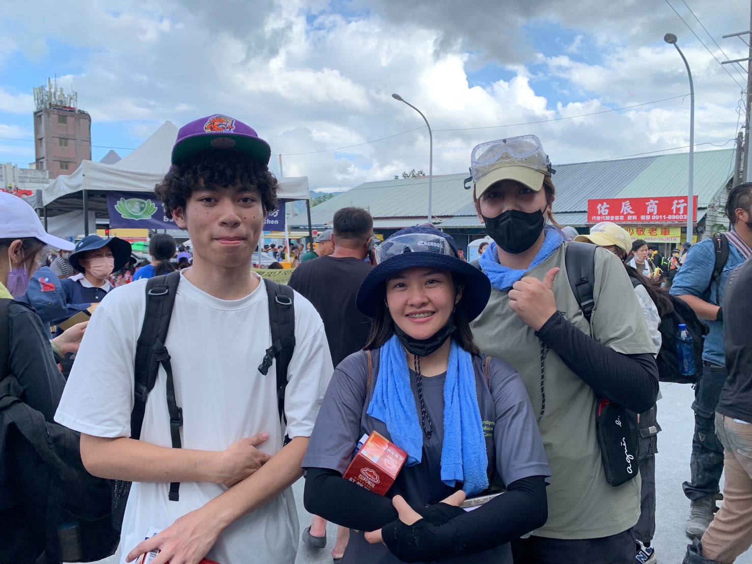 原資中心同仁與原民生一同在災區協助。