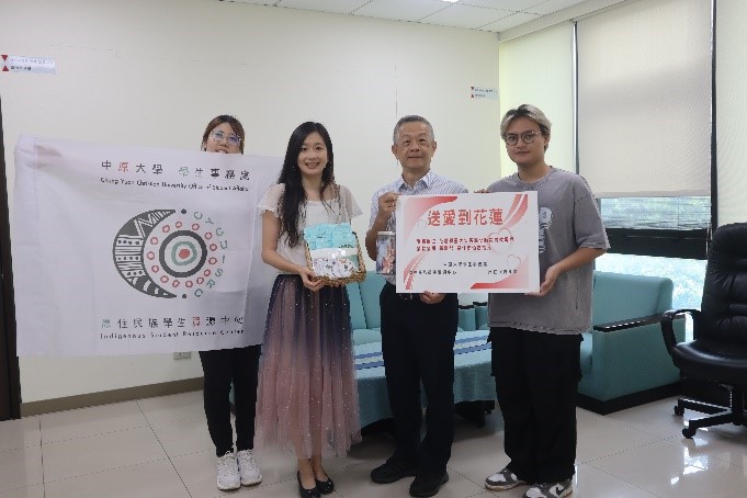 原資中心帶領原青社與學務長合影，一同送愛到花蓮