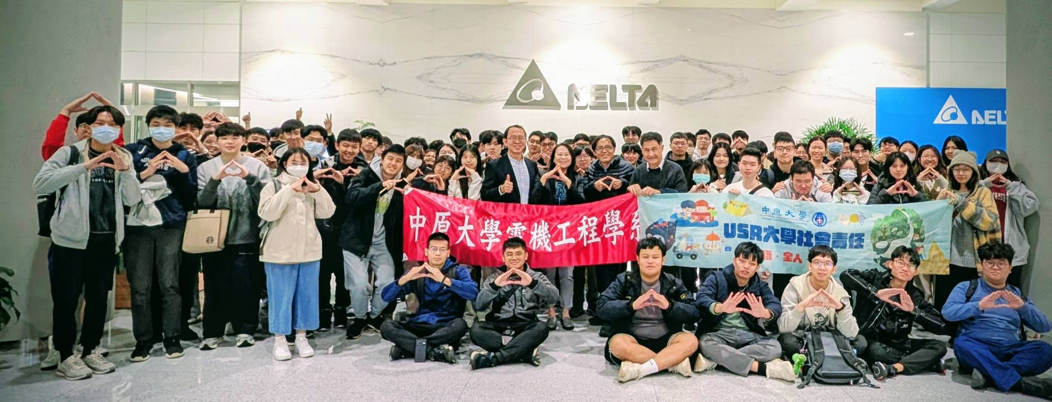 參訪活動圓滿落幕，中原電機系師生與台達電主管合影，滿載而歸，強化產業連結與專業視野。