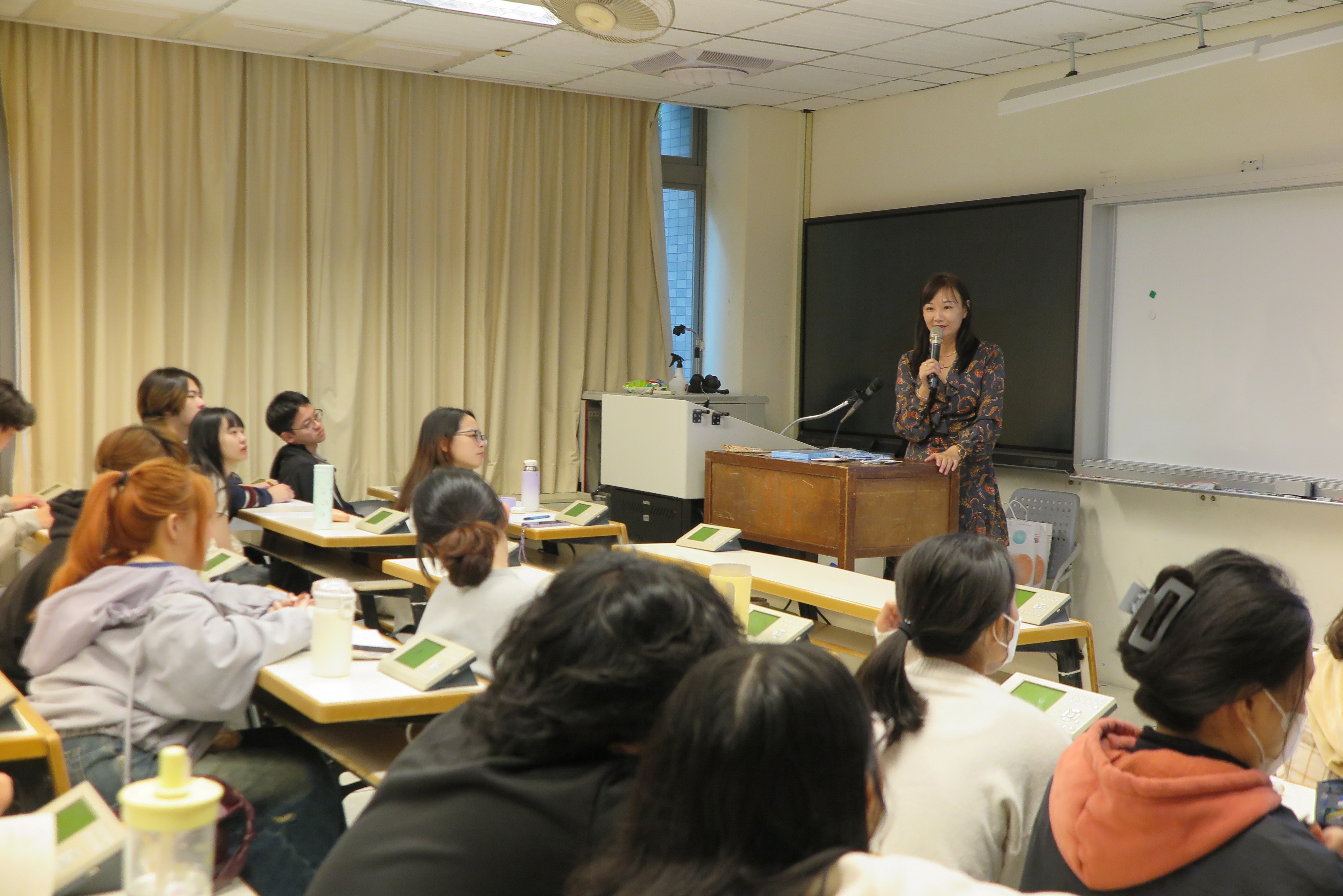 台灣師範大學曹筱玥教授主講：以「詩意・AI 畫境——文學跨界×數位轉譯」。