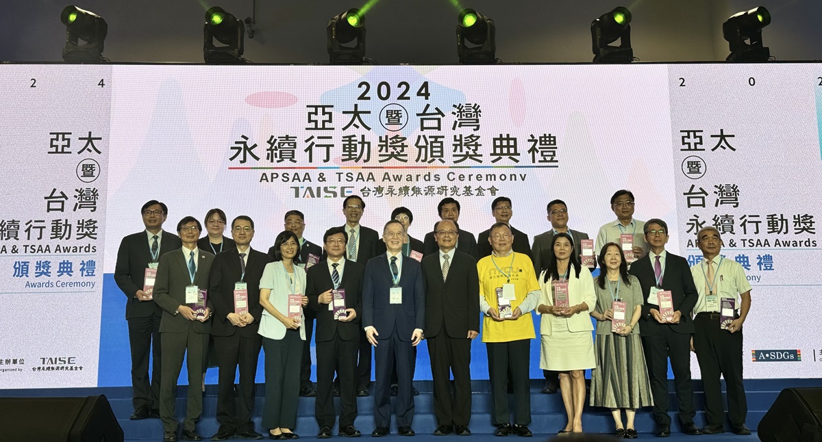 台灣永續行動獎頒獎典禮於台北世貿「亞太永續博覽會」舉行，教育部代理司長梁學政與各獲獎代表合影。