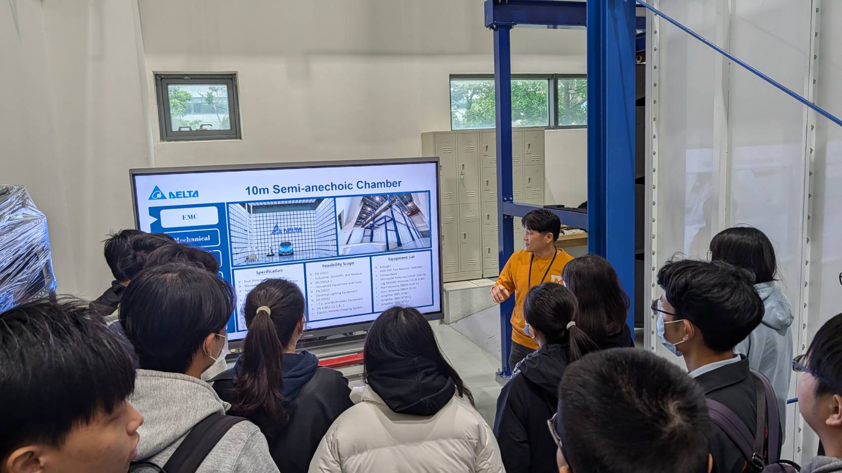 台達電工程師向中原學生解說10米半電波暗室測試機制，展現專業檢測能量。