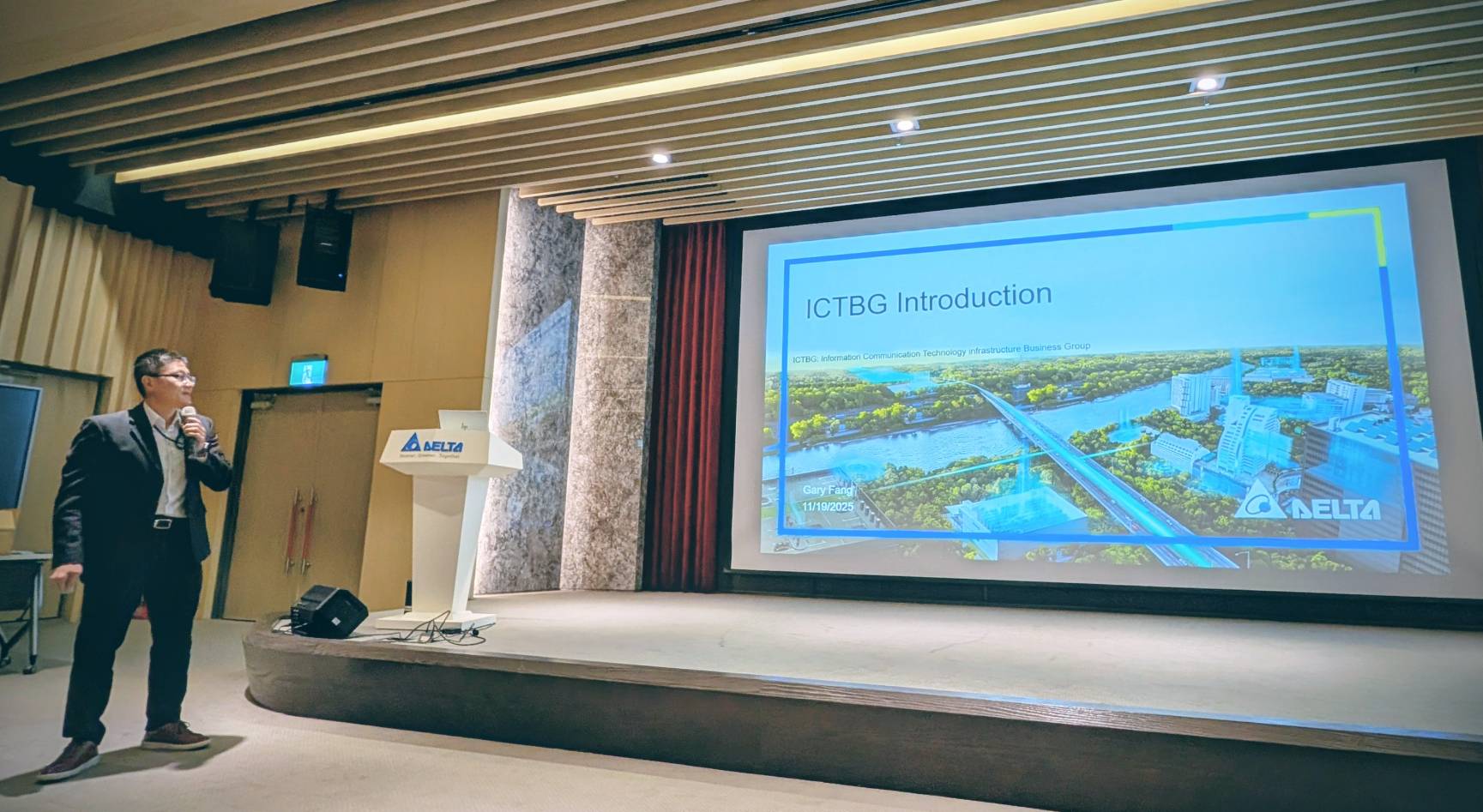 台達電方冠輝總經理向中原學子介紹電源事業與資料中心技術，展現產學鏈結的實質能量。