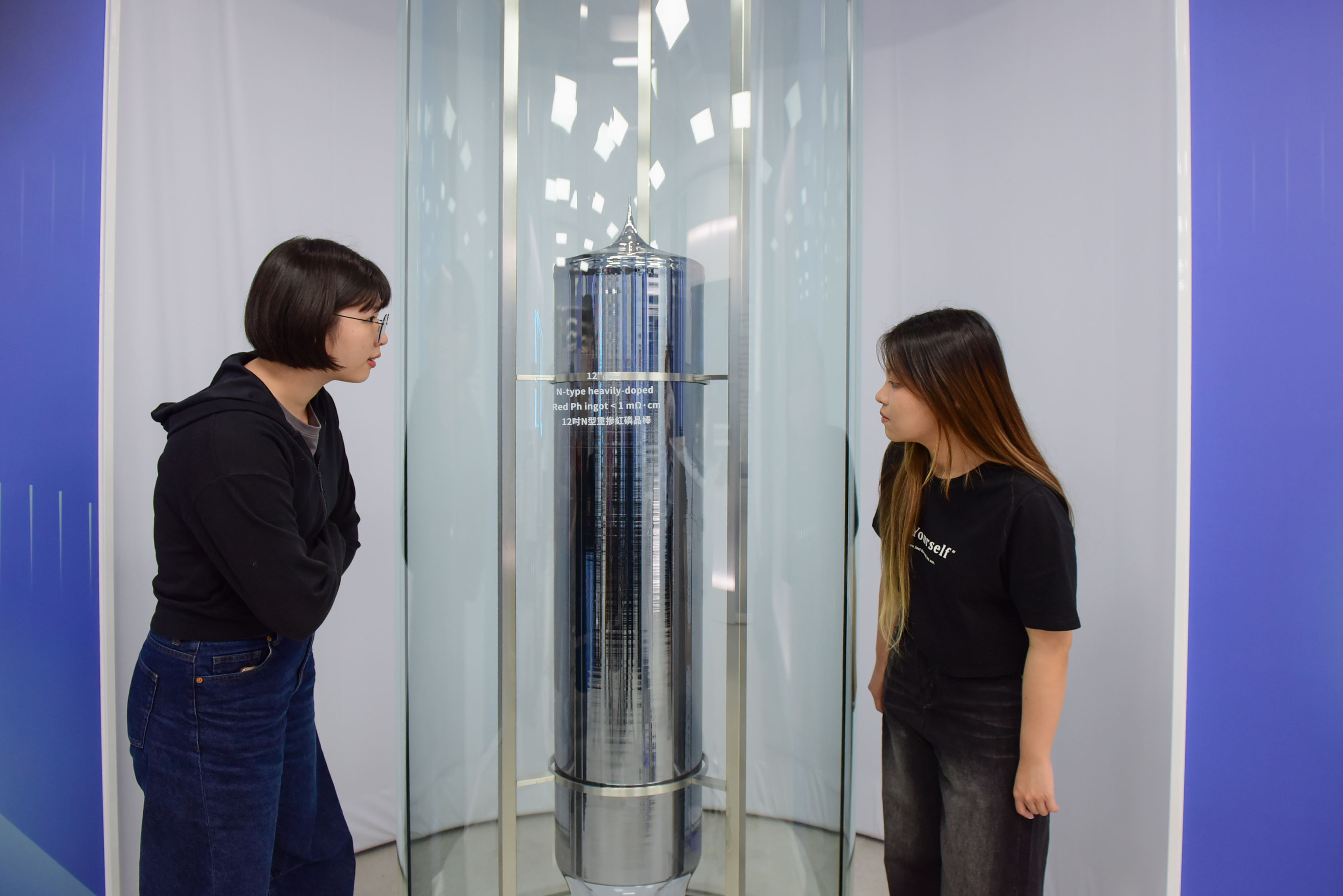 合晶科技捐資中原大學設立半導體教育創新空間「季達廳」，內部展示高達兩公尺的12吋矽晶棒實體。