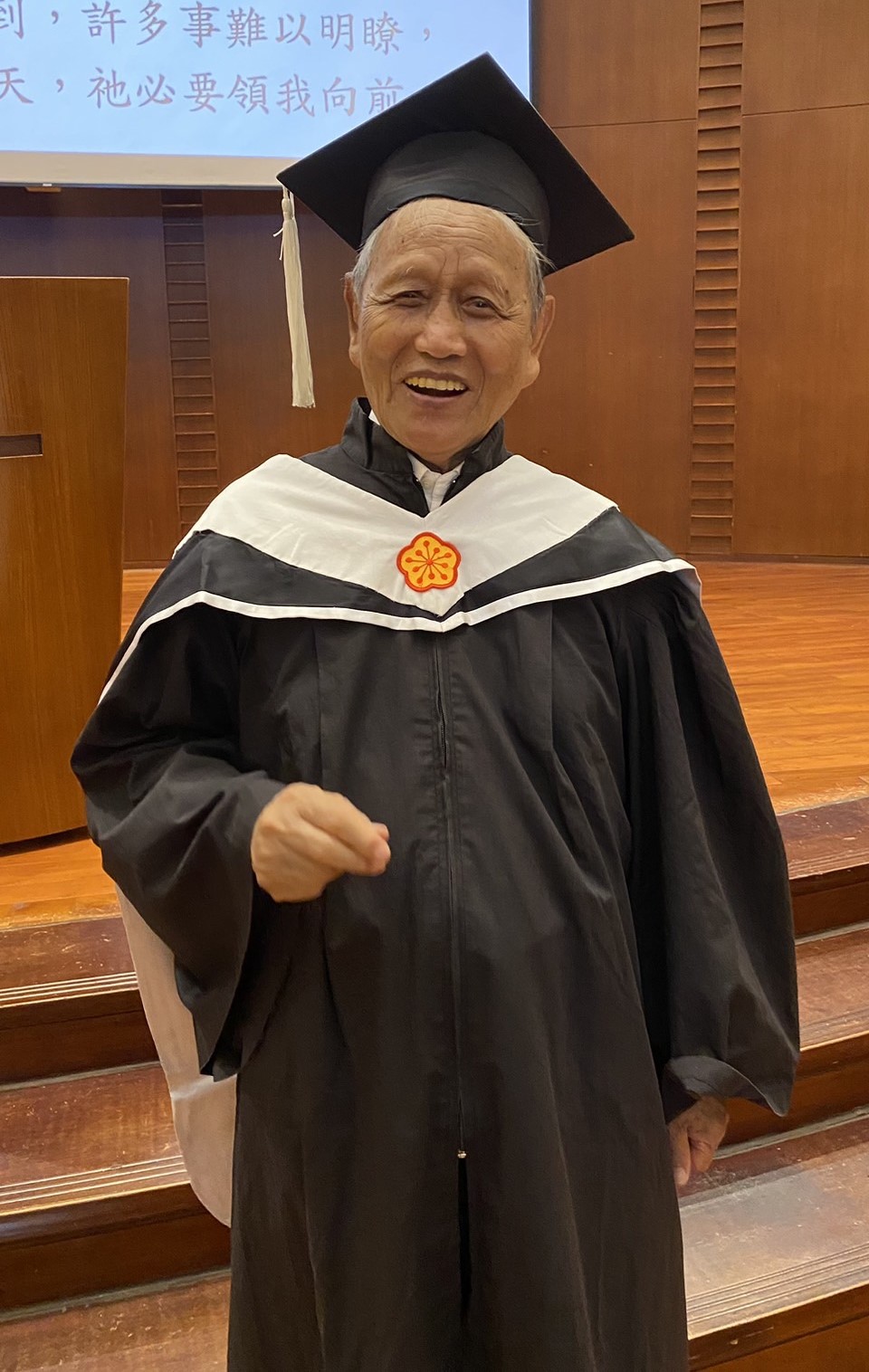 年近90的宗研所畢業生周義祥，「活到老，學到老」的精神令人折服。