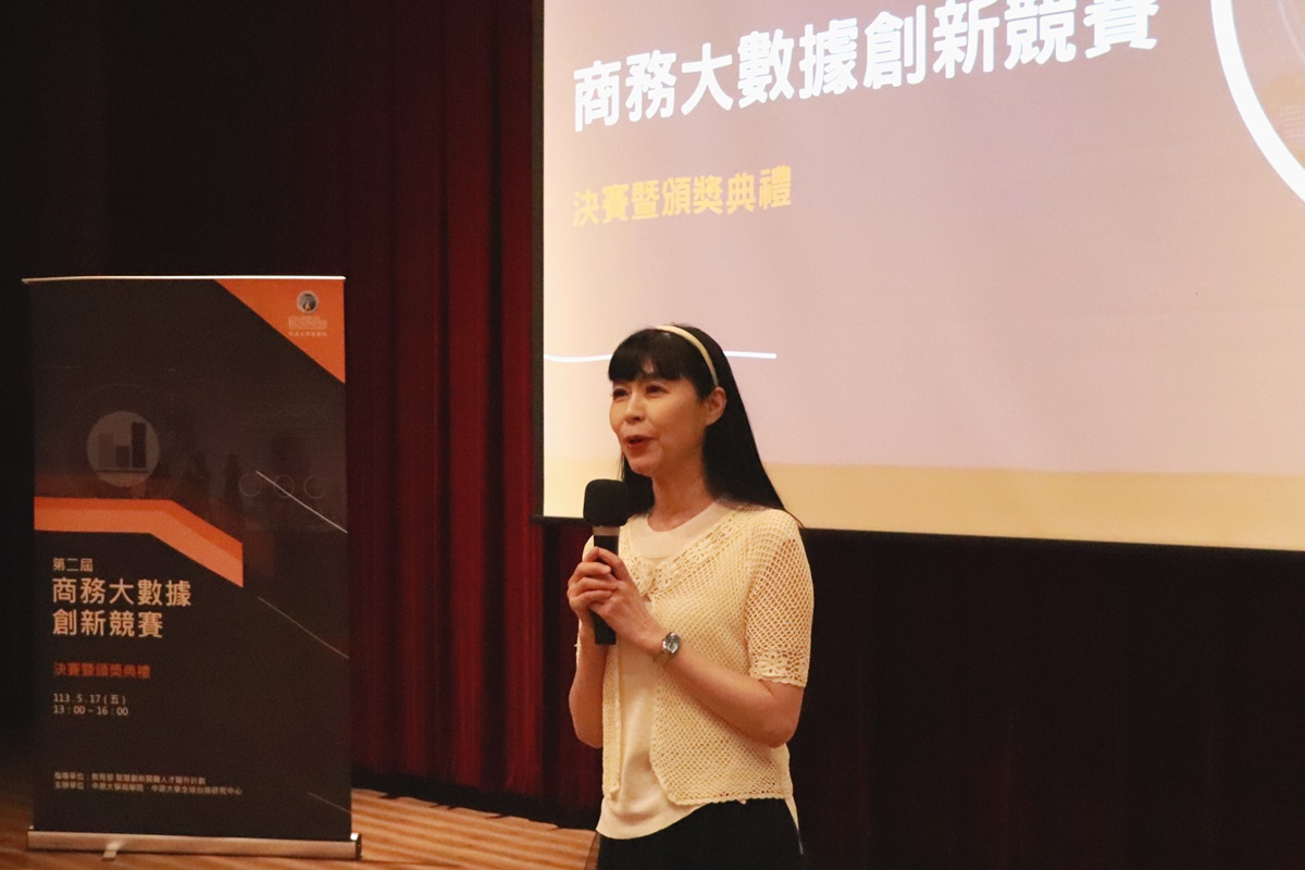 李正文院長指出，能夠晉級到決賽的八支隊伍，代表在AI時代能運用大數據分析工具洞察數據的意涵，並提出對產官學界精闢的建議，實屬不易。