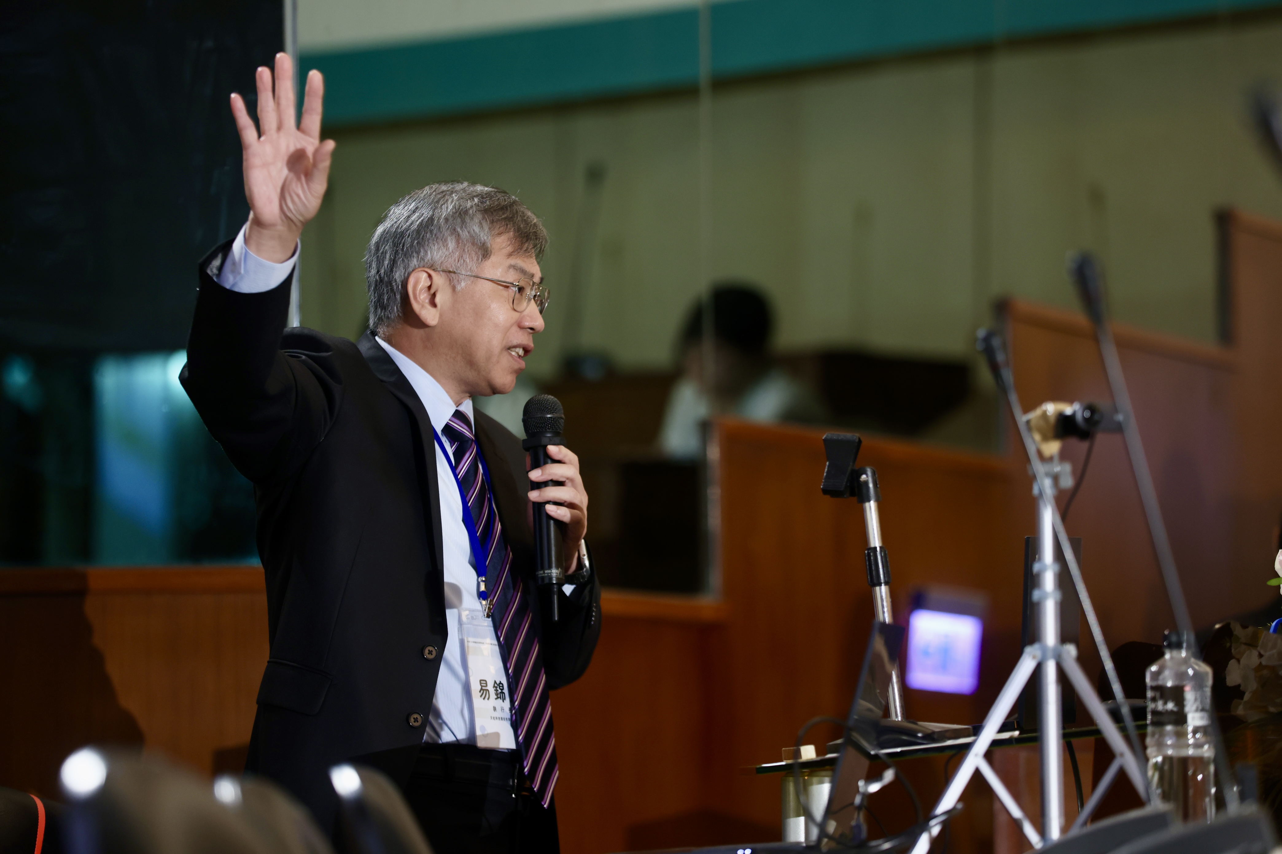 天虹科技執行長易錦良主講：「從鐵皮屋出發的半導體設備公司」。