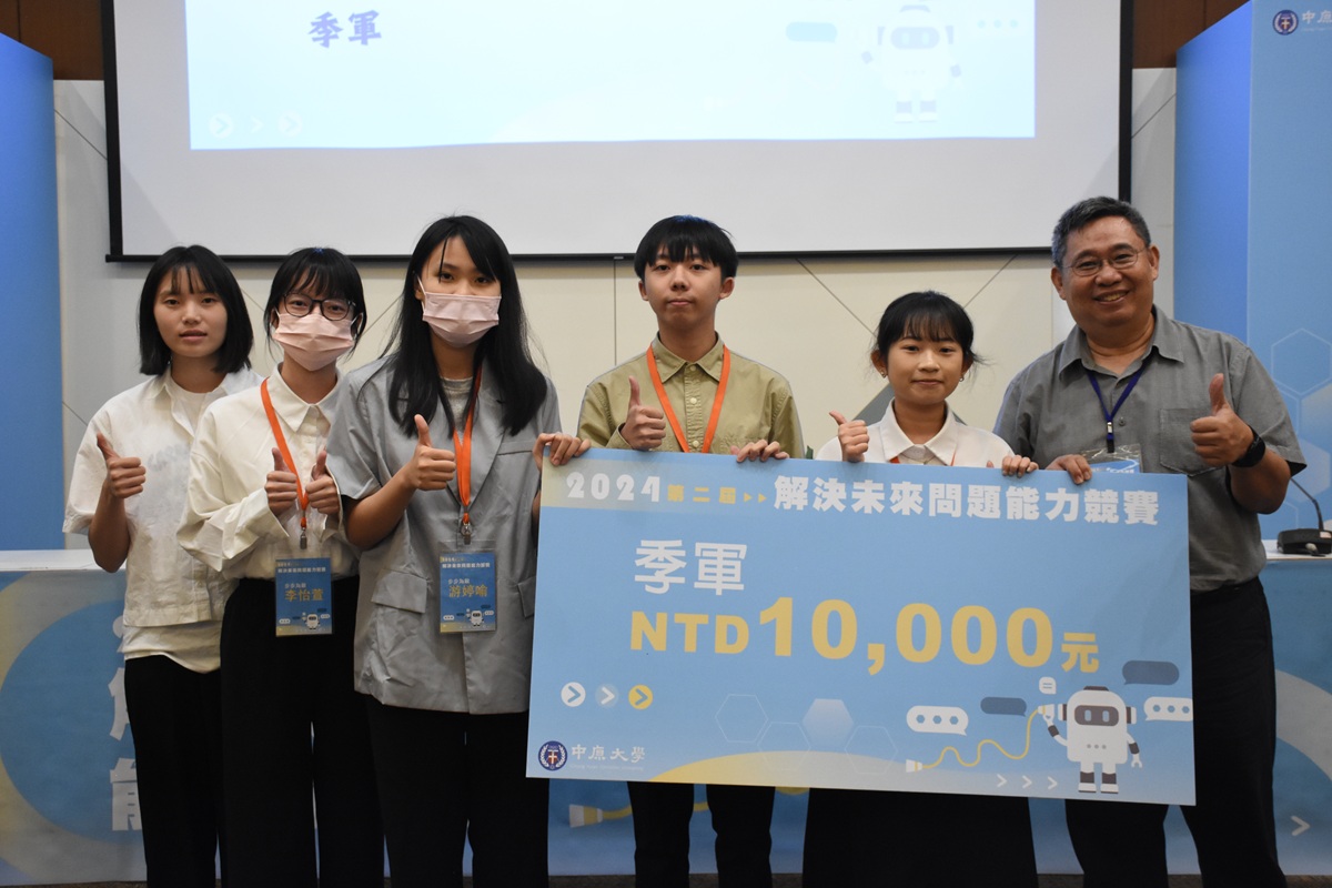 中原大學的「步步為銀」團隊，提出了結合功能性電刺激（FES）與肌電圖（EMG）技術的e-walk電走器，幫助年長者及行動不便者提升行走能力。