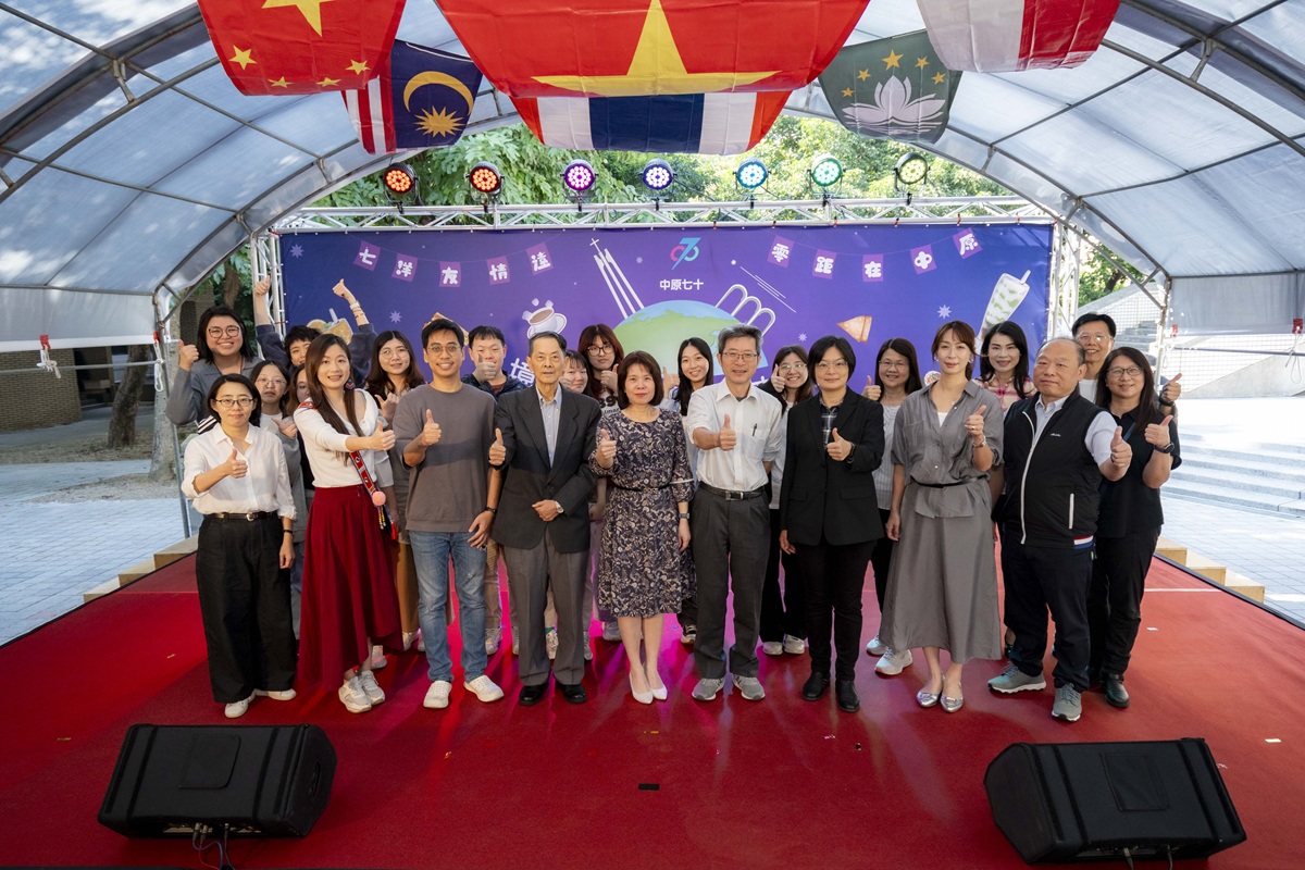 學務處師長同仁為「境外生暨原住民族文化週」熱鬧揭幕。