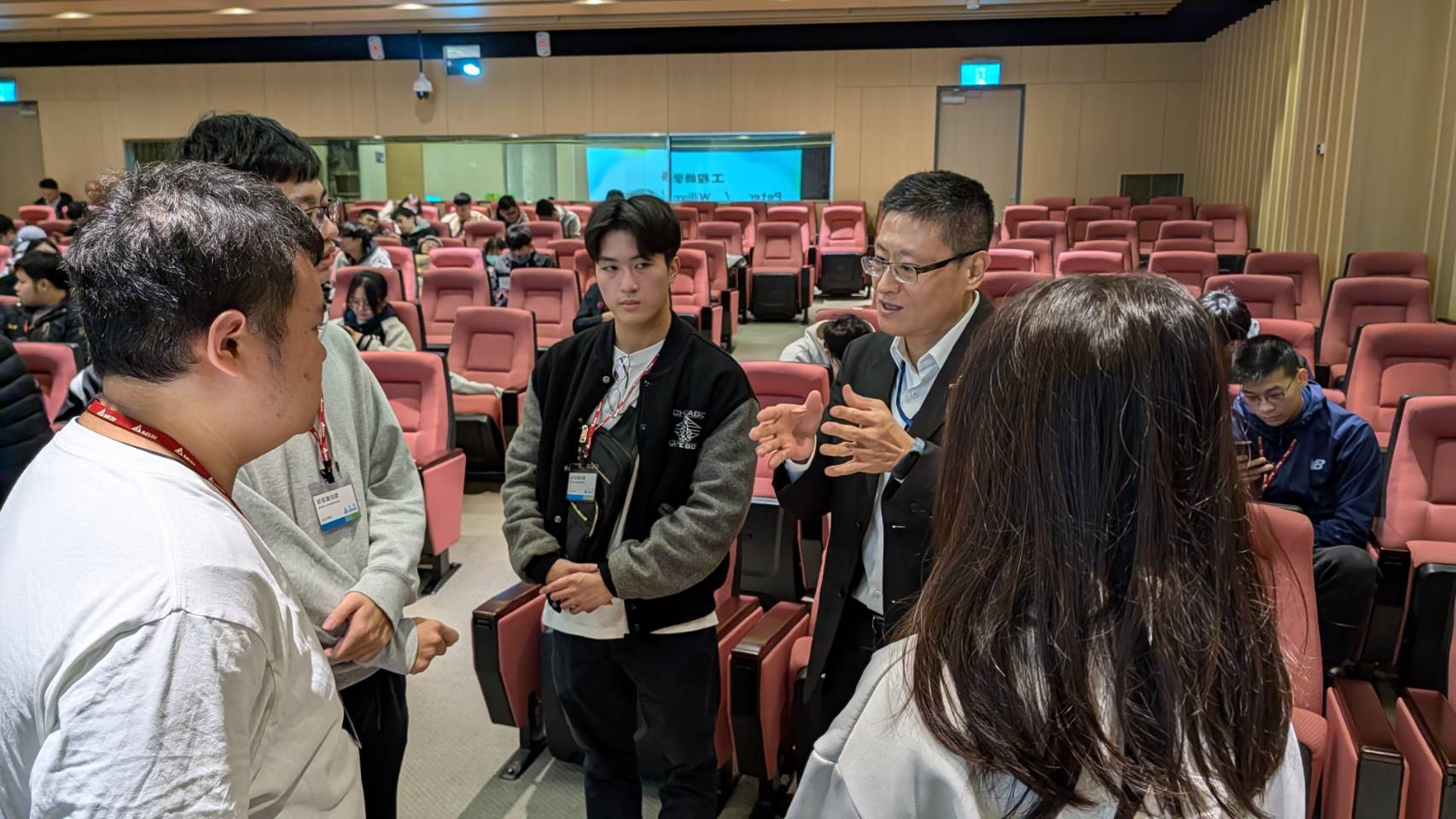 學生參與座談會交流產業趨勢，展現積極學習態度。資通信基礎設施事業部方總經理與學生熱烈互動，逐一回應提問。