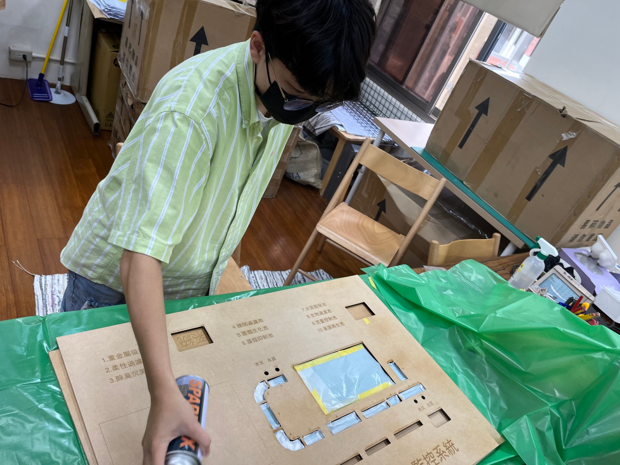 學生製作守護埤塘生態的模型。