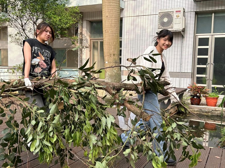 中原地景系學生透過植栽整頓活動，確保校園樹木健康生長、整體景觀美化。