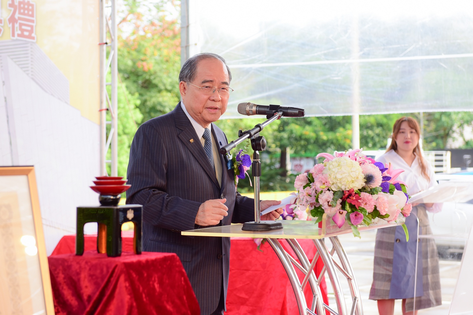 實英實業股份有限公司董事長邱秋林捐資支持薄膜三館增建，助中原擴充研發能量。