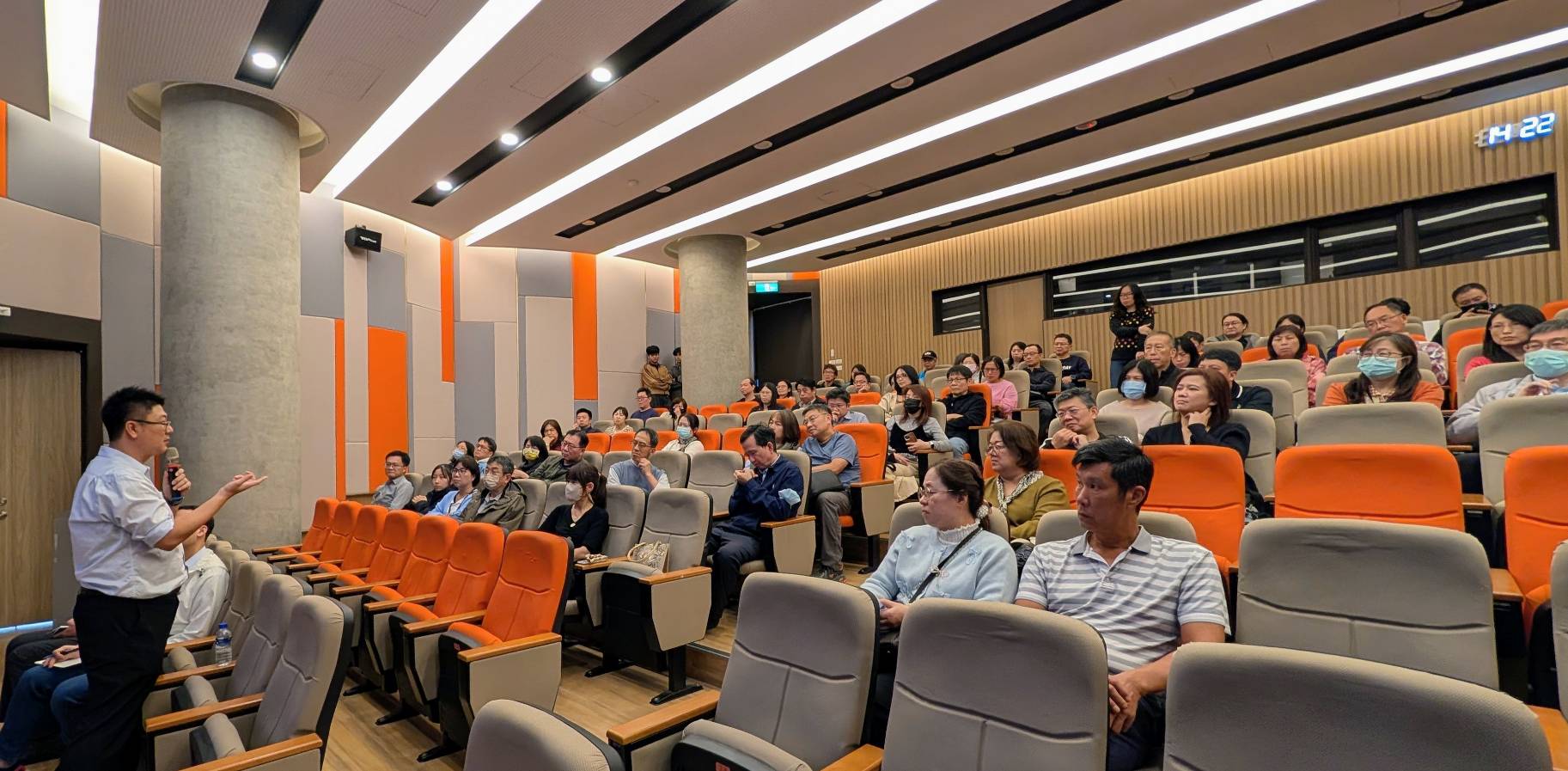 導覽行程結束後，全體家長移至電學大樓一樓寅葉講堂，與電機系教授團隊及教官進行更深入的綜合座談。