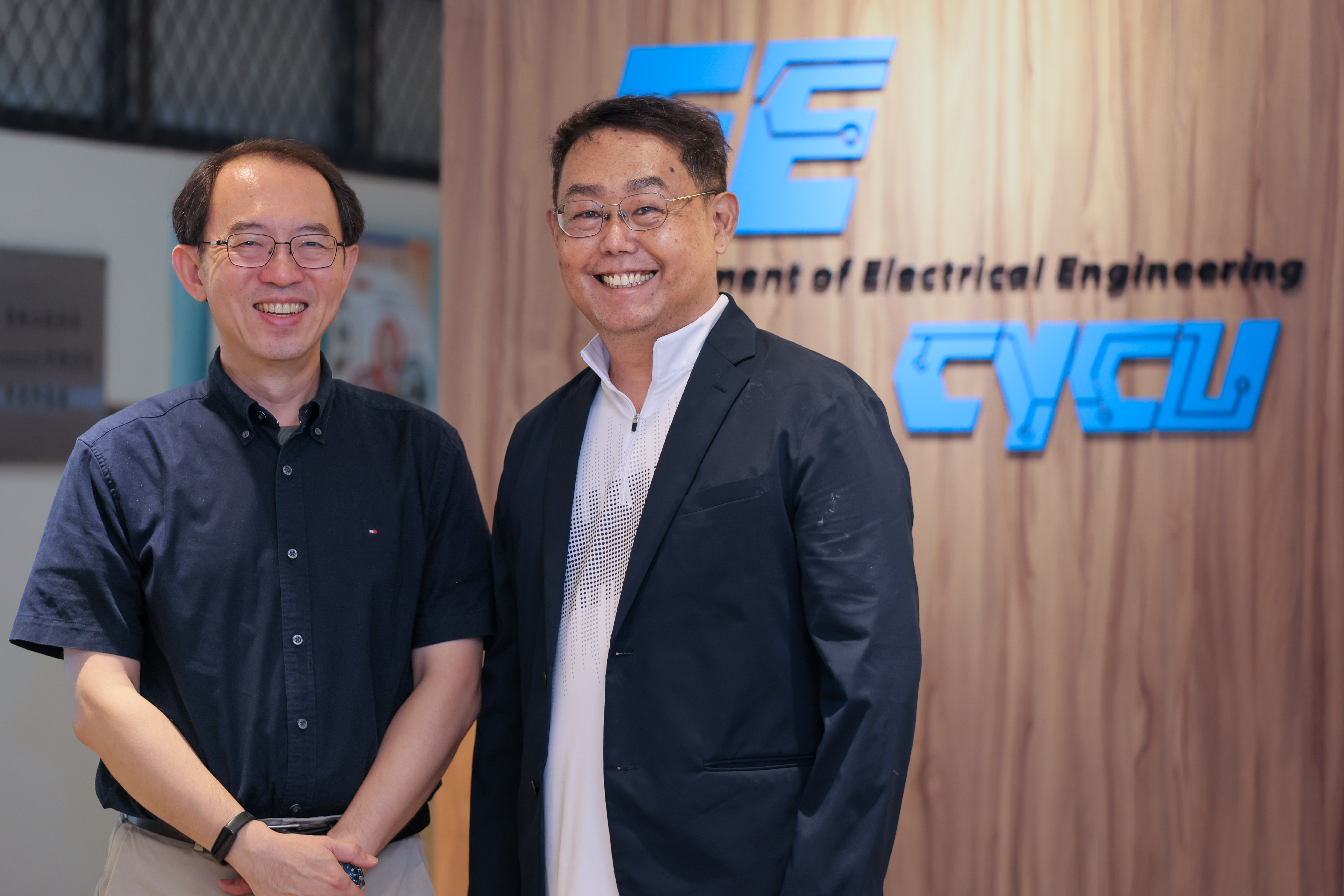 (左起)中原大學電機工程學系主任賴裕昆教授、前中原大學電資學院院長張政元教授。