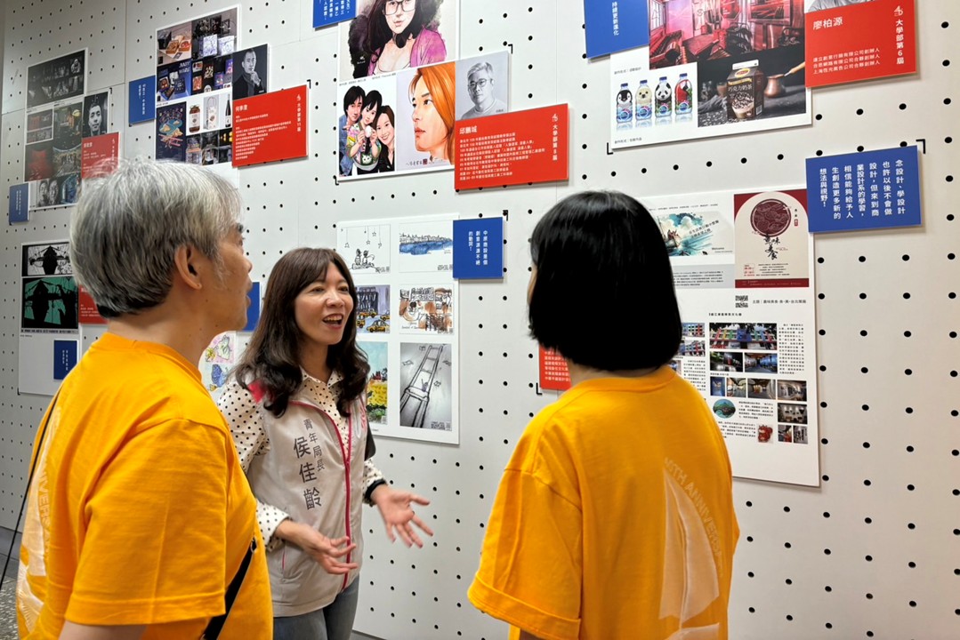 師生作品聯展，學生與青年局長侯佳齡分享作品創作理念。