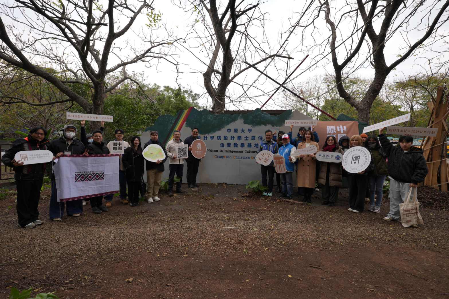 師生見證原住民族設計教育在政策支持下持續深化的教學實踐成果。