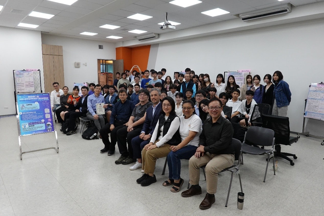 師生齊聚競賽頒獎典禮，見證量子與智慧運算創新成果。