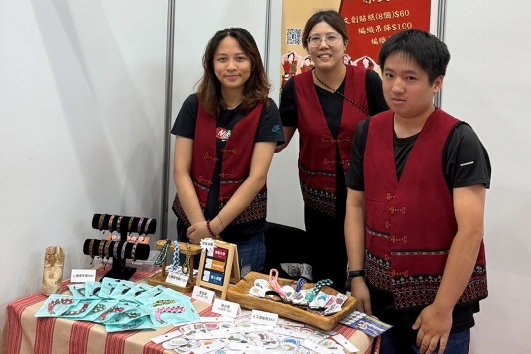 原住民族學生親手設計並製作具有原民特色的文創商品，如手工藝品、飾品及紀念品等