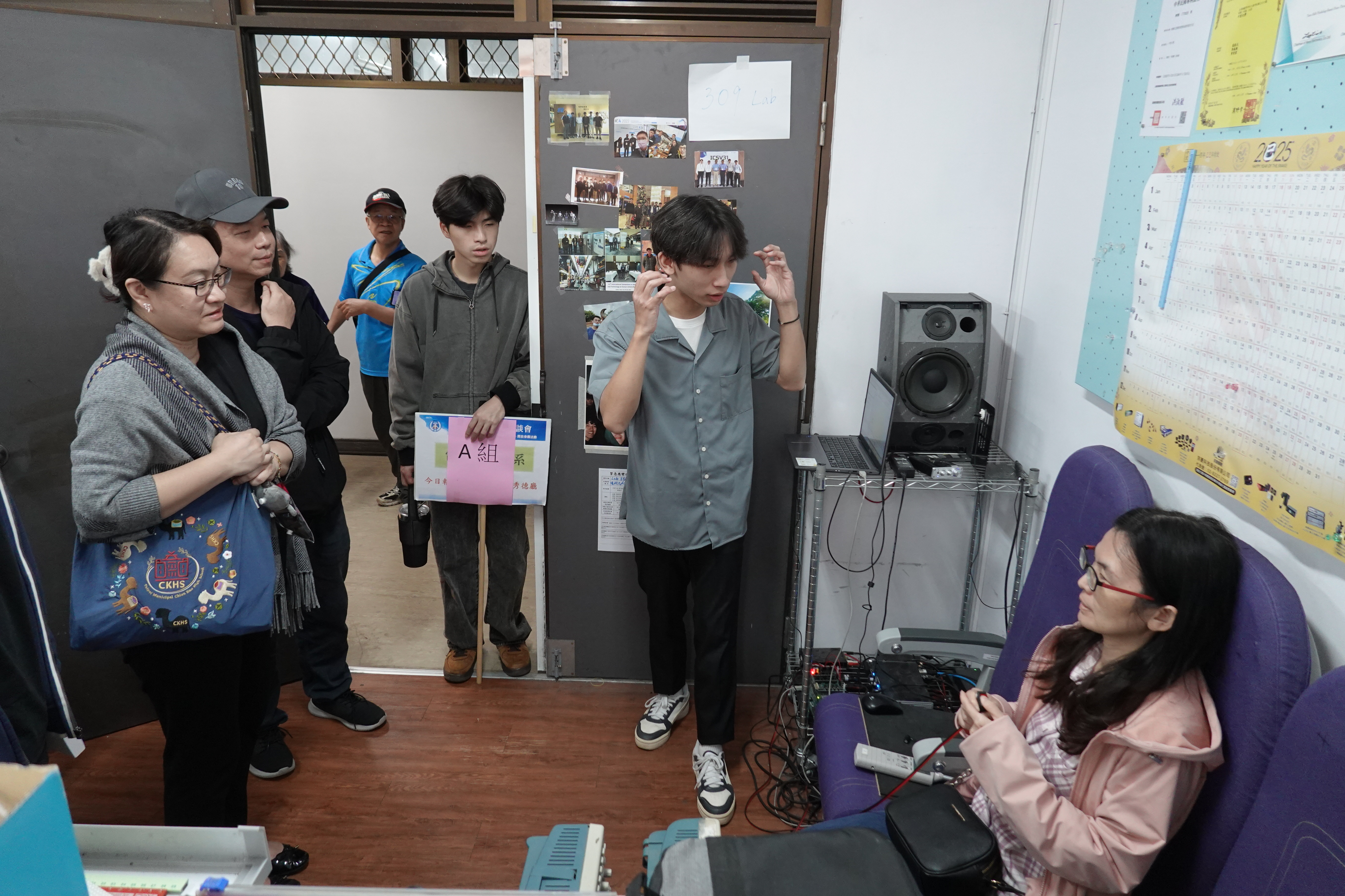 張政元教授團隊主動噪音控制展示，吸引家長體驗無耳機降噪，感受台灣少見的聲學創新成果。