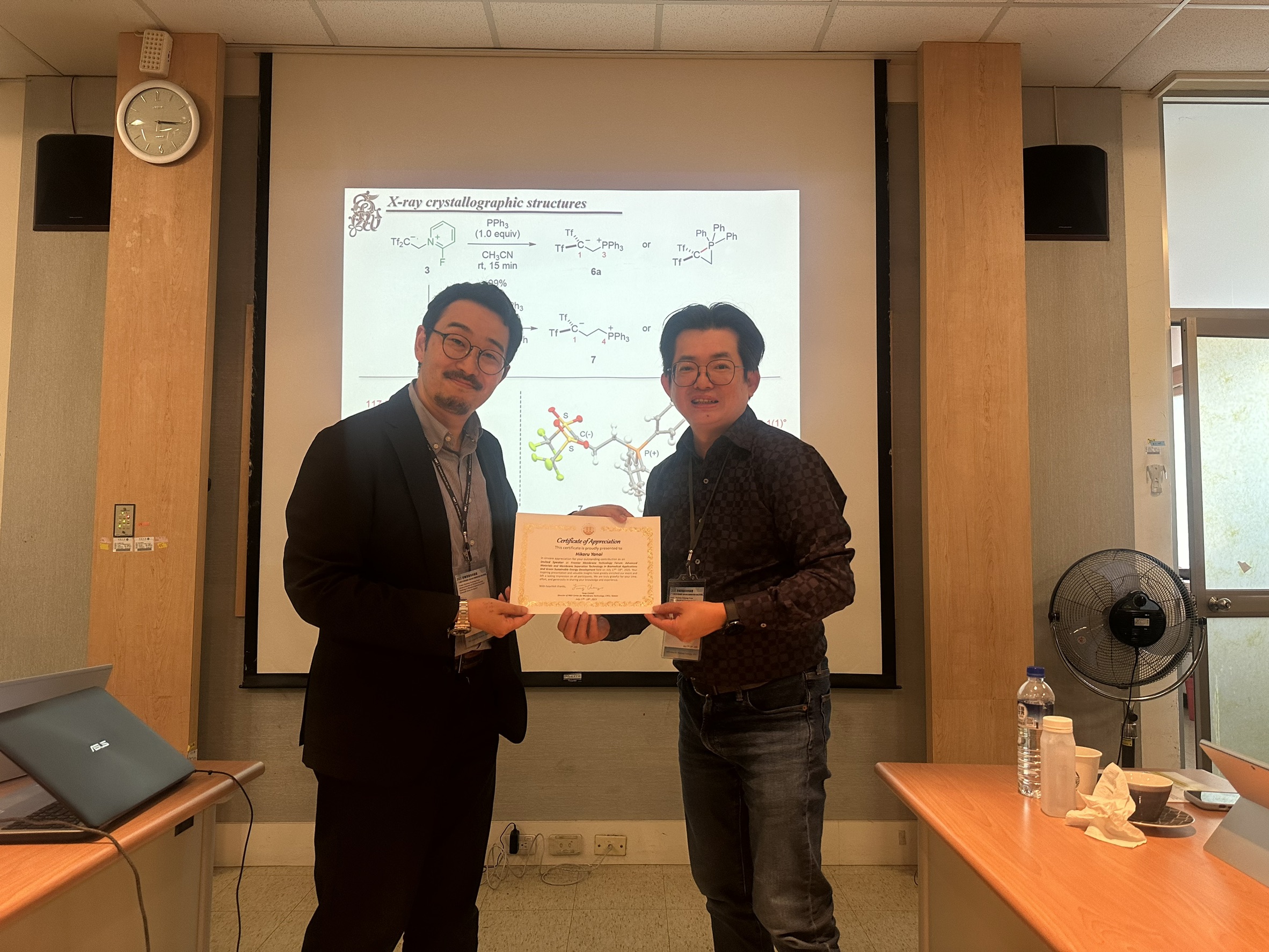 張雍主任(右)頒發演講感謝函予日本東京藥科大學矢內光教授。