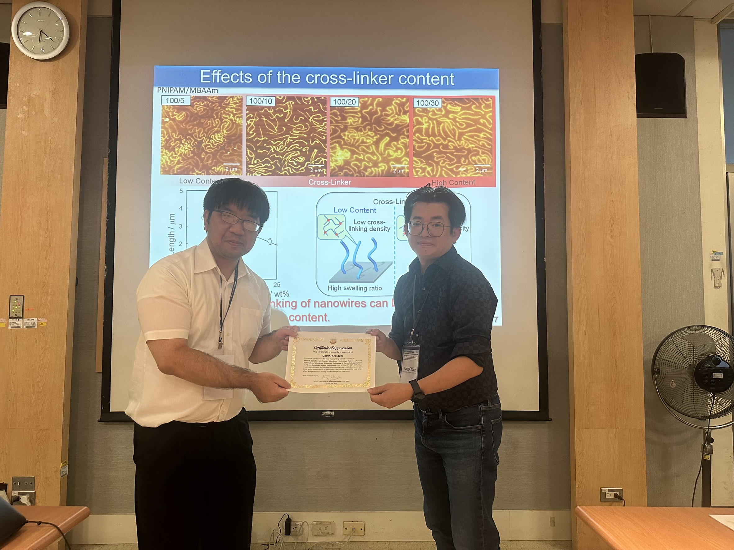 張雍主任(右)頒發演講感謝函予日本量子科學技術研究開發機構大道正明教授。